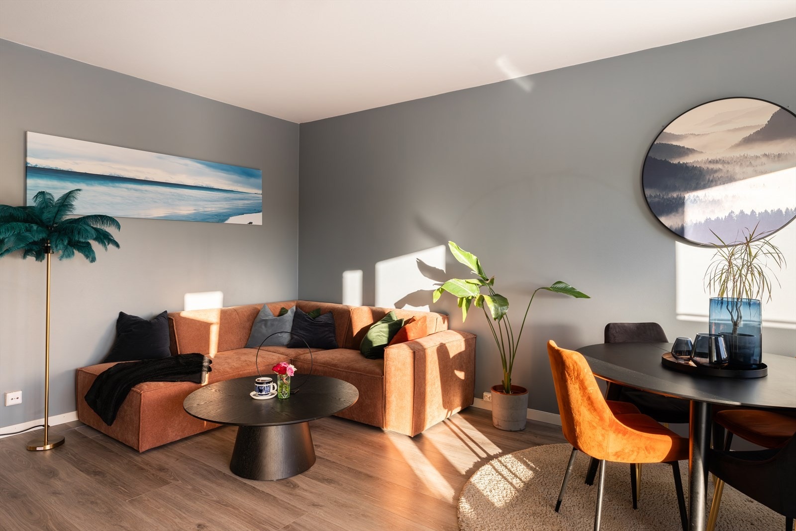 Stuen er leilighetens hjerte med store vindusflater, hvilket gir en luftig romfølelse Galleribilde