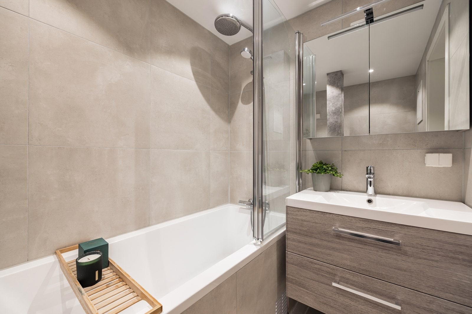 Stilrent og smakfullt baderom fra 2018 med flislagte overflater og gulvvarme Galleribilde