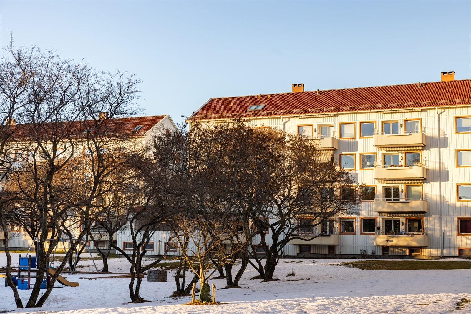Gode parkeringsløsninger i borettslaget. Hver leilighet for tildelt to tidsubegrensede parkeringstillatelse. I tillegg er det mulig å legge inn flere gjesteparkeringer på 72 timer i borettslagets parkeringsportal. Galleribilde