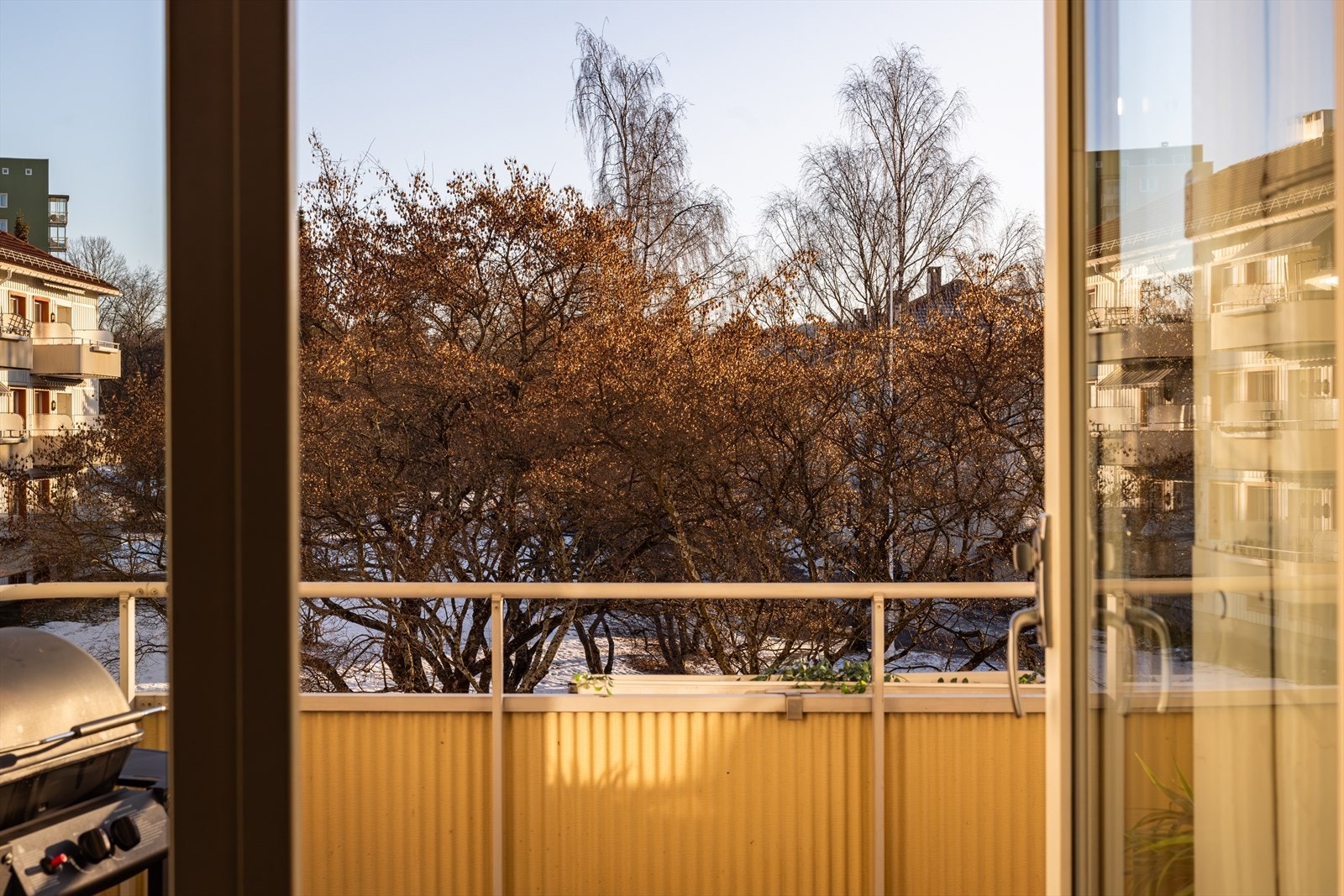 Stue og balkongen er vendt mot flott felleshage Galleribilde