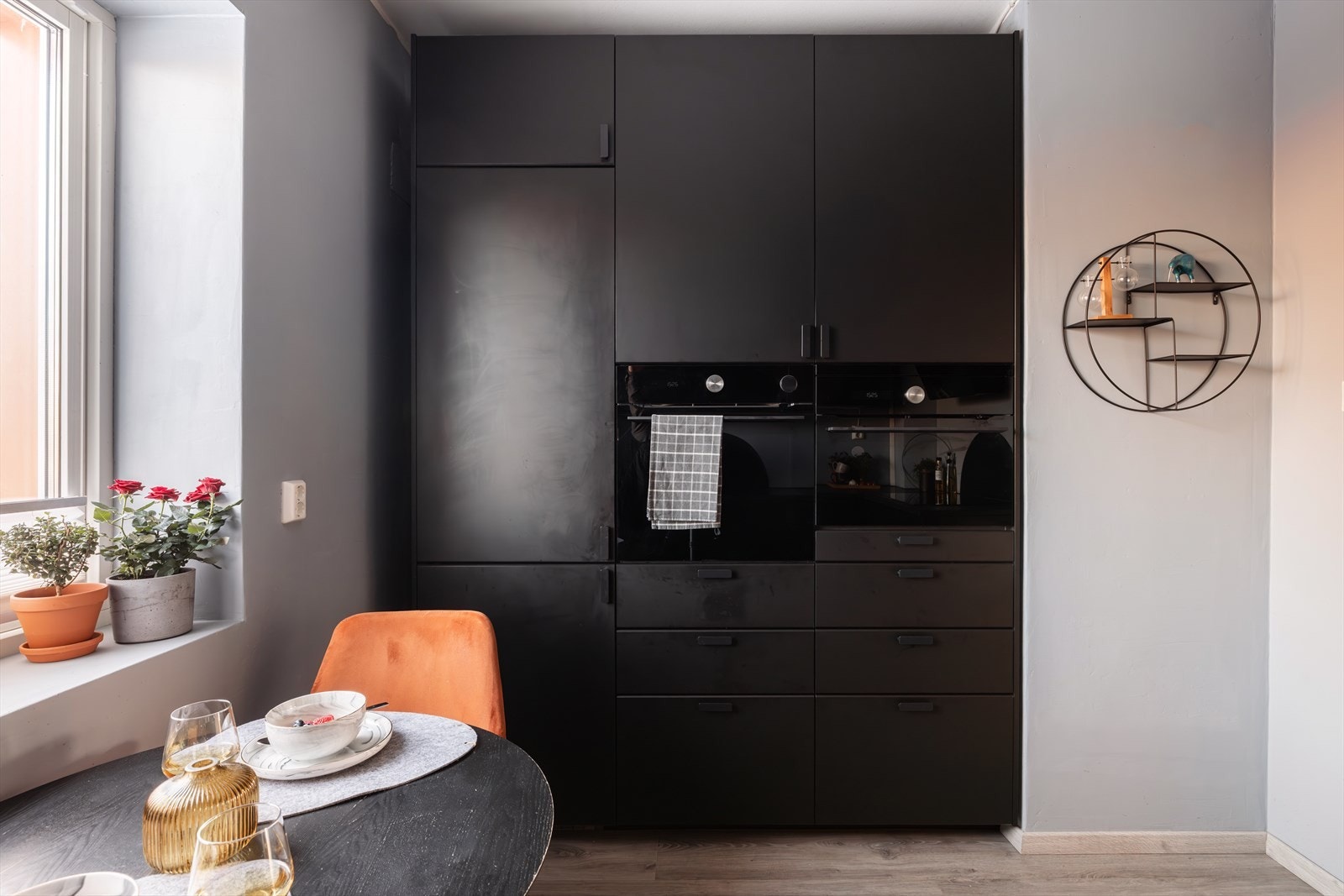 Kjøkkeninnredning med slette, mørke fronter og benkeplate av laminat med oppvaskkum med 1-greps blandebatteri Galleribilde