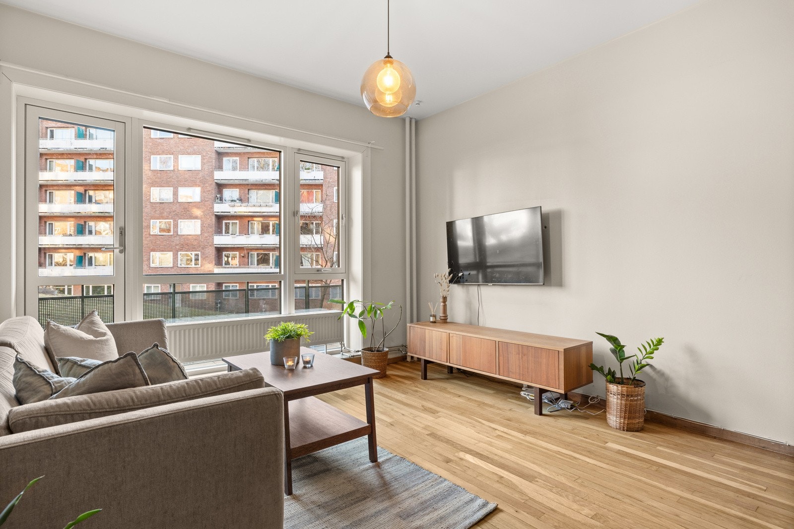 Rolig enveiskjørt gate og leiligheten er i sin helhet vendt ut mot bakgård. Galleribilde