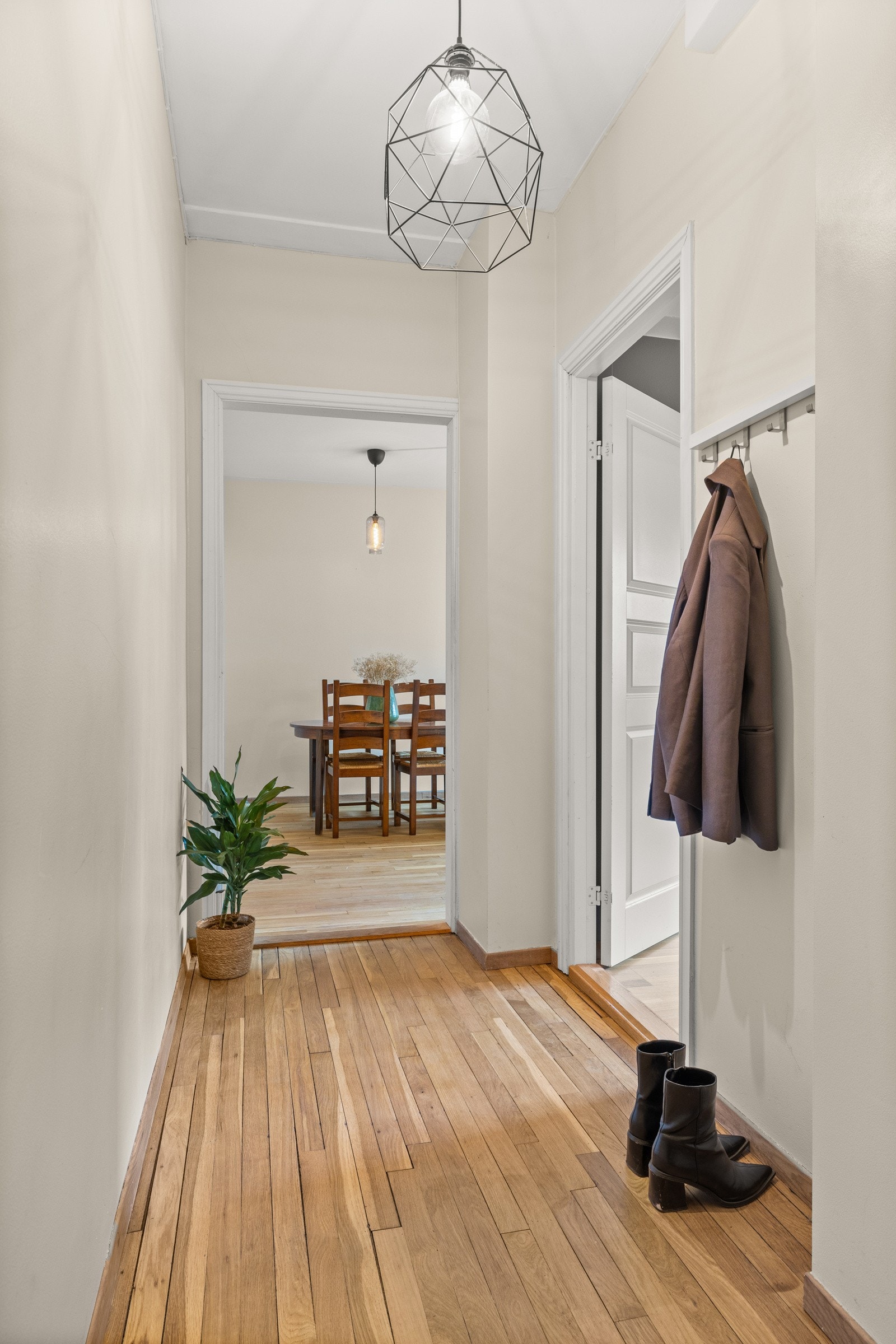 Lys og romslig entré med plass til oppheng av yttertøy og oppbevaring av sko. Galleribilde