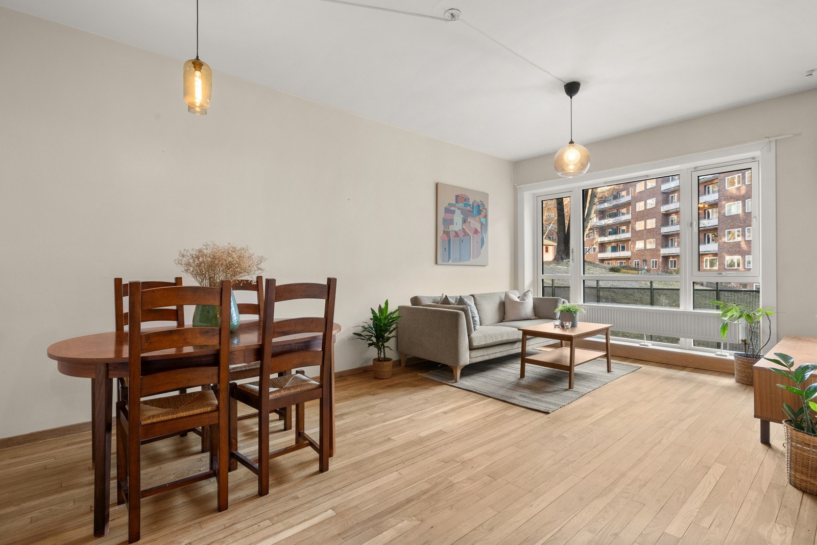 Gulvflater med heltre eikegulv, slipt og oljet i 2025. Galleribilde