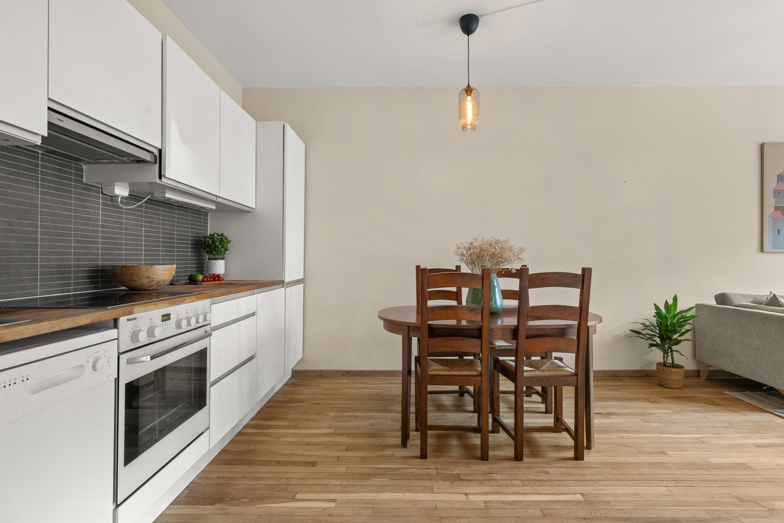 Åpen kjøkken/stue-løsning som gjør det sosialt med gjester som kan sitte rundt spisebord. Galleribilde