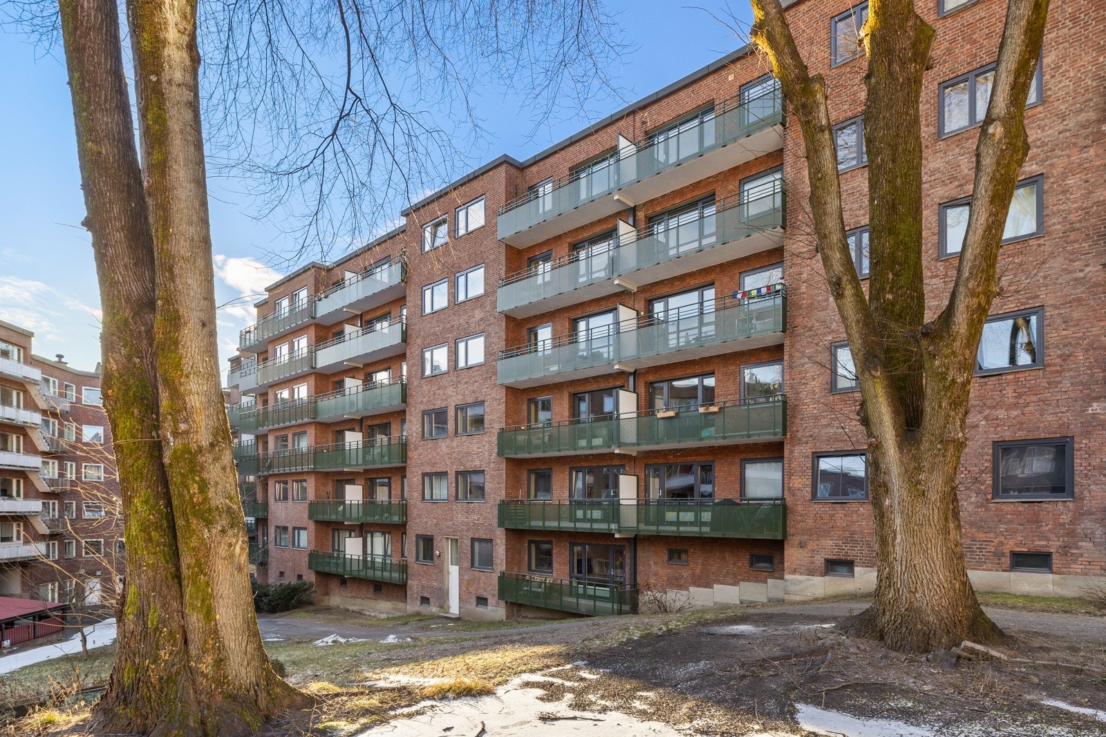 Borettslaget har en stor felles bakgård med sykkelstativ, urtehage til dyrking og lekeplass. Galleribilde