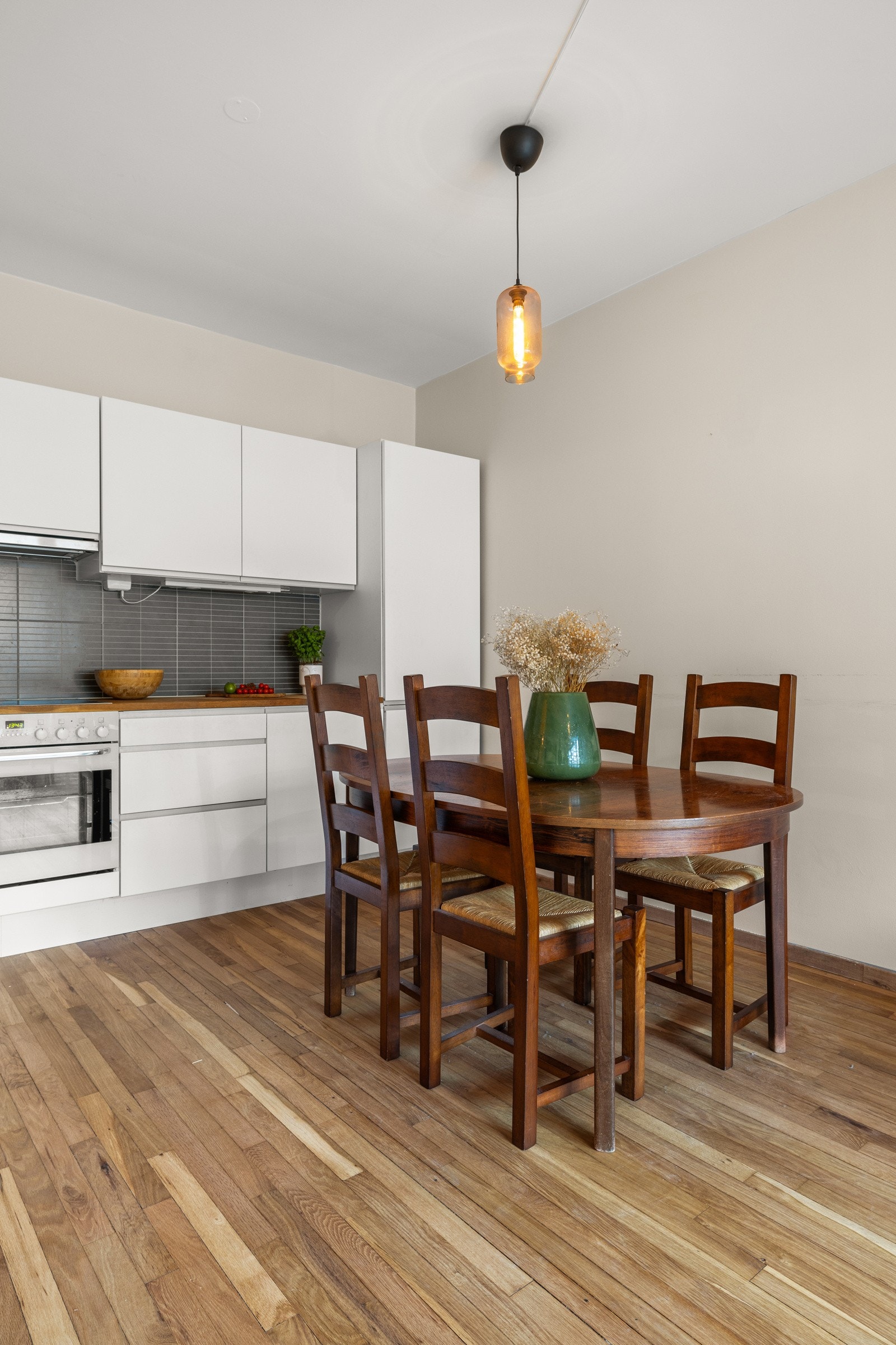 Moderne kjøkkeninnredning fra 2012 med glatte fronter. Galleribilde