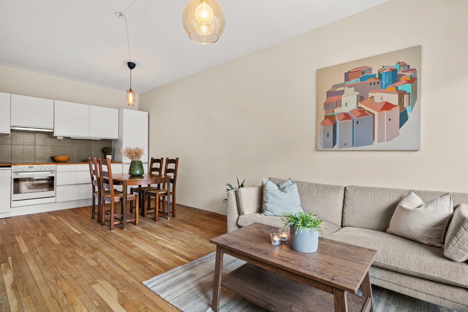 Attraktiv 3-roms med hyggelig balkong og god standard. Galleribilde