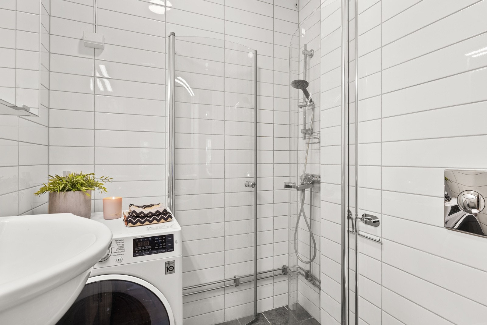 Opplegg for vaskemaskin og avtrekksventil med vifte på vegg. Galleribilde