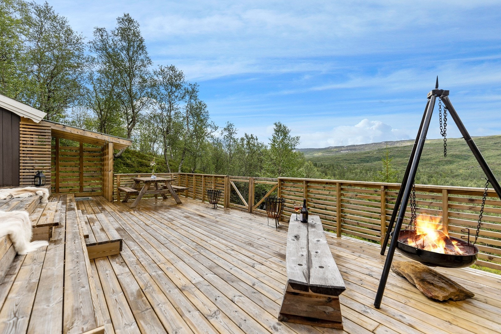 Utsikten fra den romslige terrassen er svært bra Galleribilde
