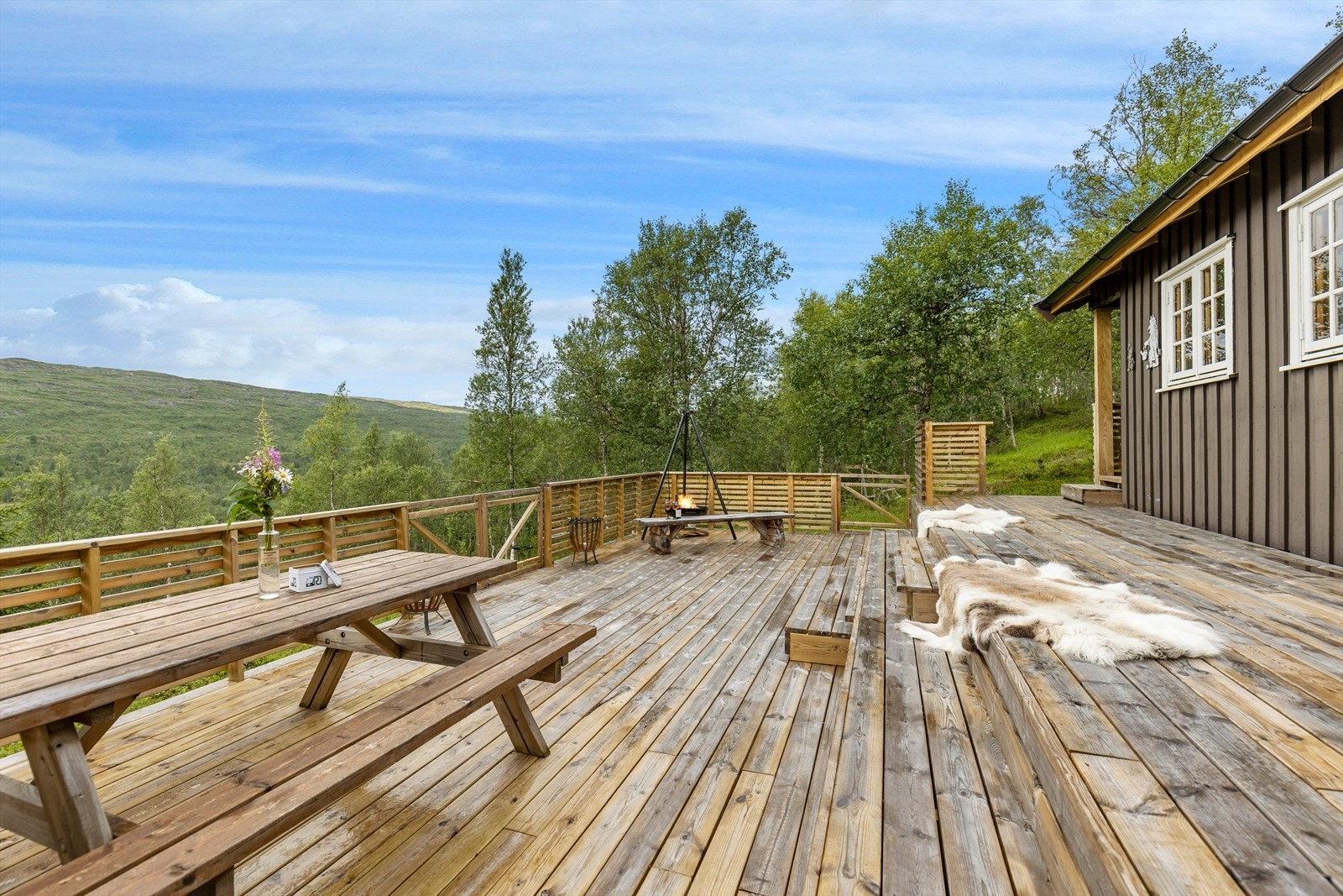 Stor, solrik terrasse. Galleribilde