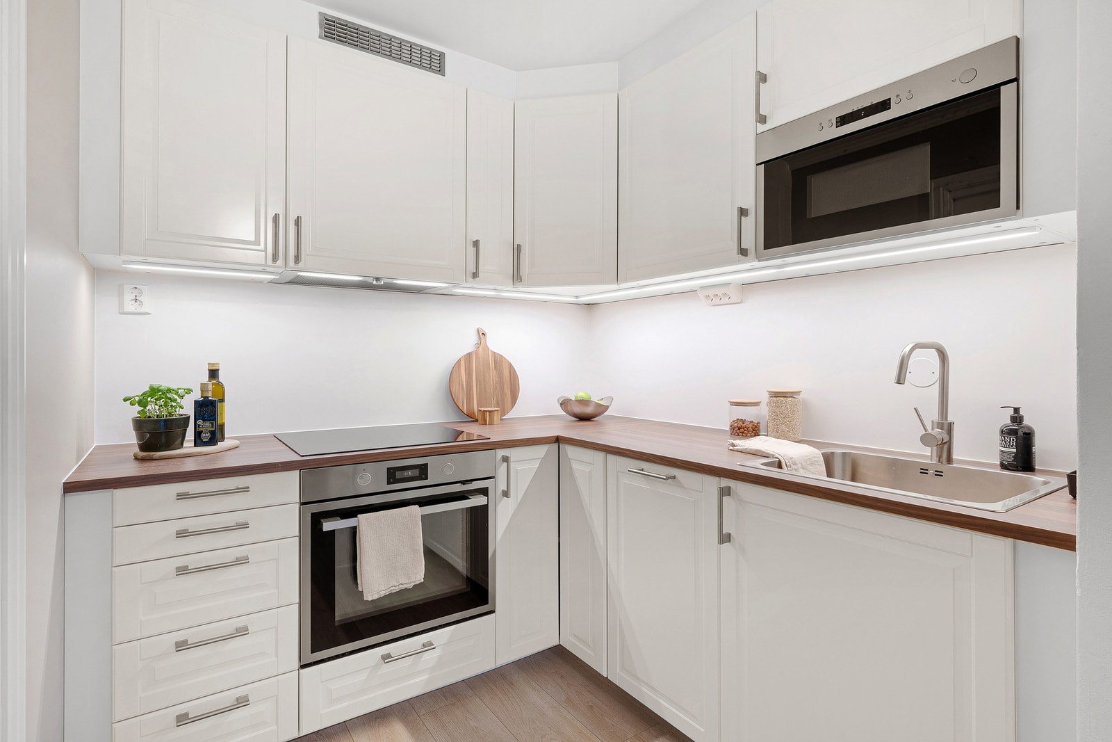 Av utstyr finnes bl.a integrert platetopp, stekeovn, mikrobølgeovn, oppvaskmaskin og kjøl/fryseskap. Galleribilde