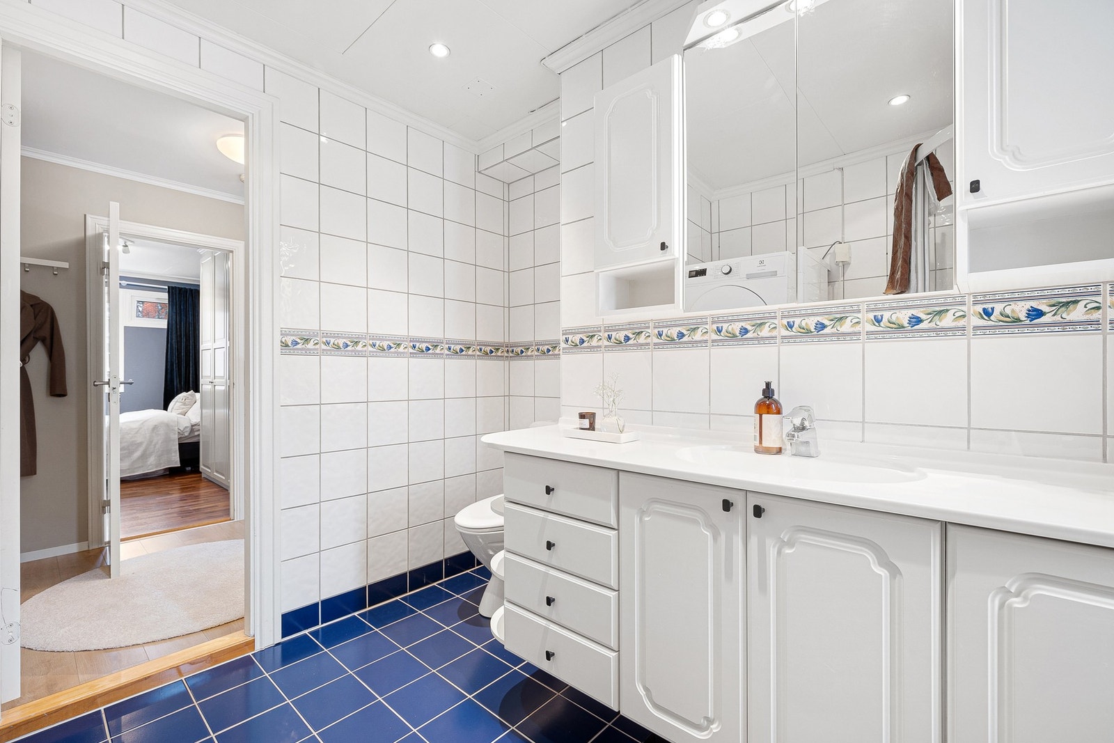 Av innredning finnes bl.a wc, dusjkabinett, kran og avløp for vaskemaskin, servantplate med underskap, speil og overskap Galleribilde