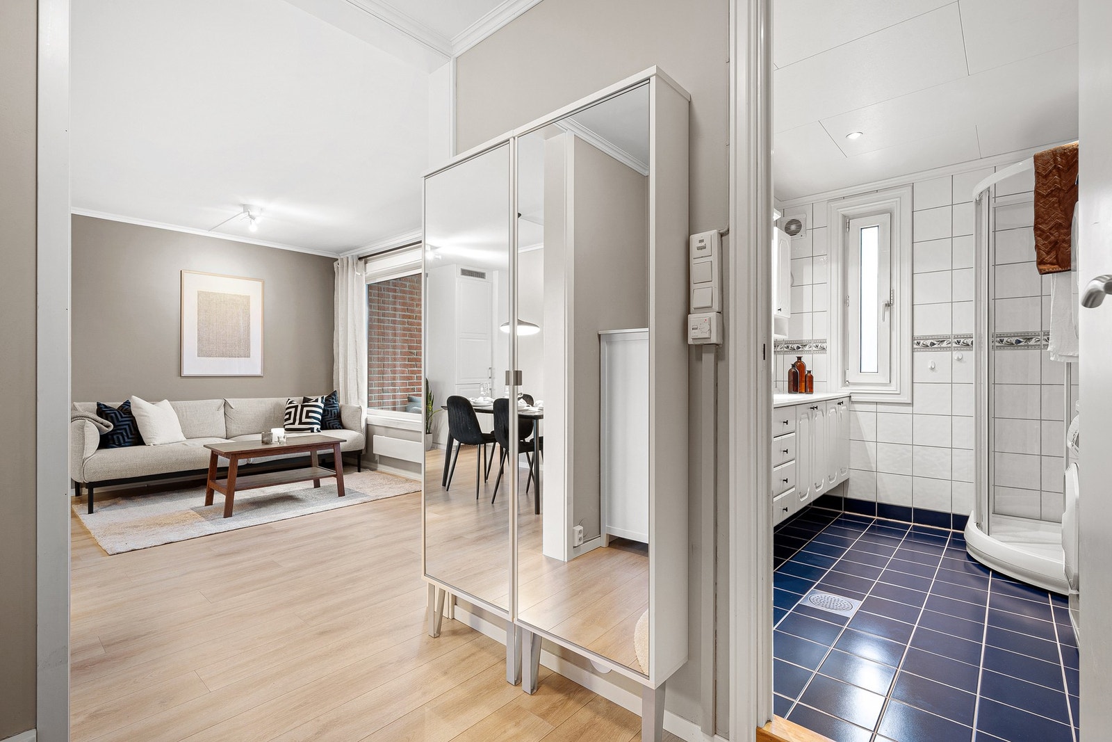 Leiligheten er malt i duse, moderne og tidsriktige farger. Galleribilde