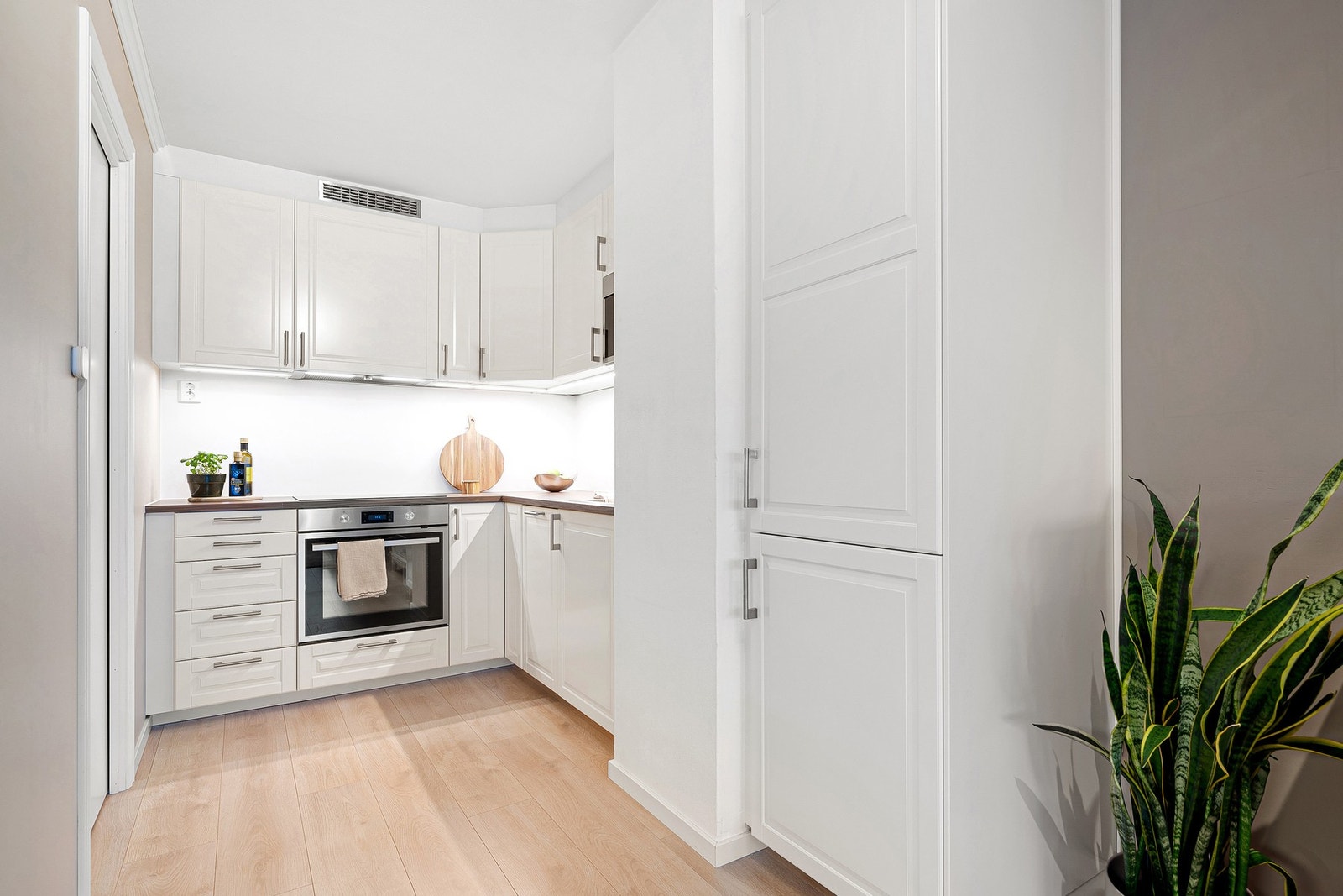 Lyst og lekkert kjøkken fra 2023 med integrerte hvitevarer. Galleribilde