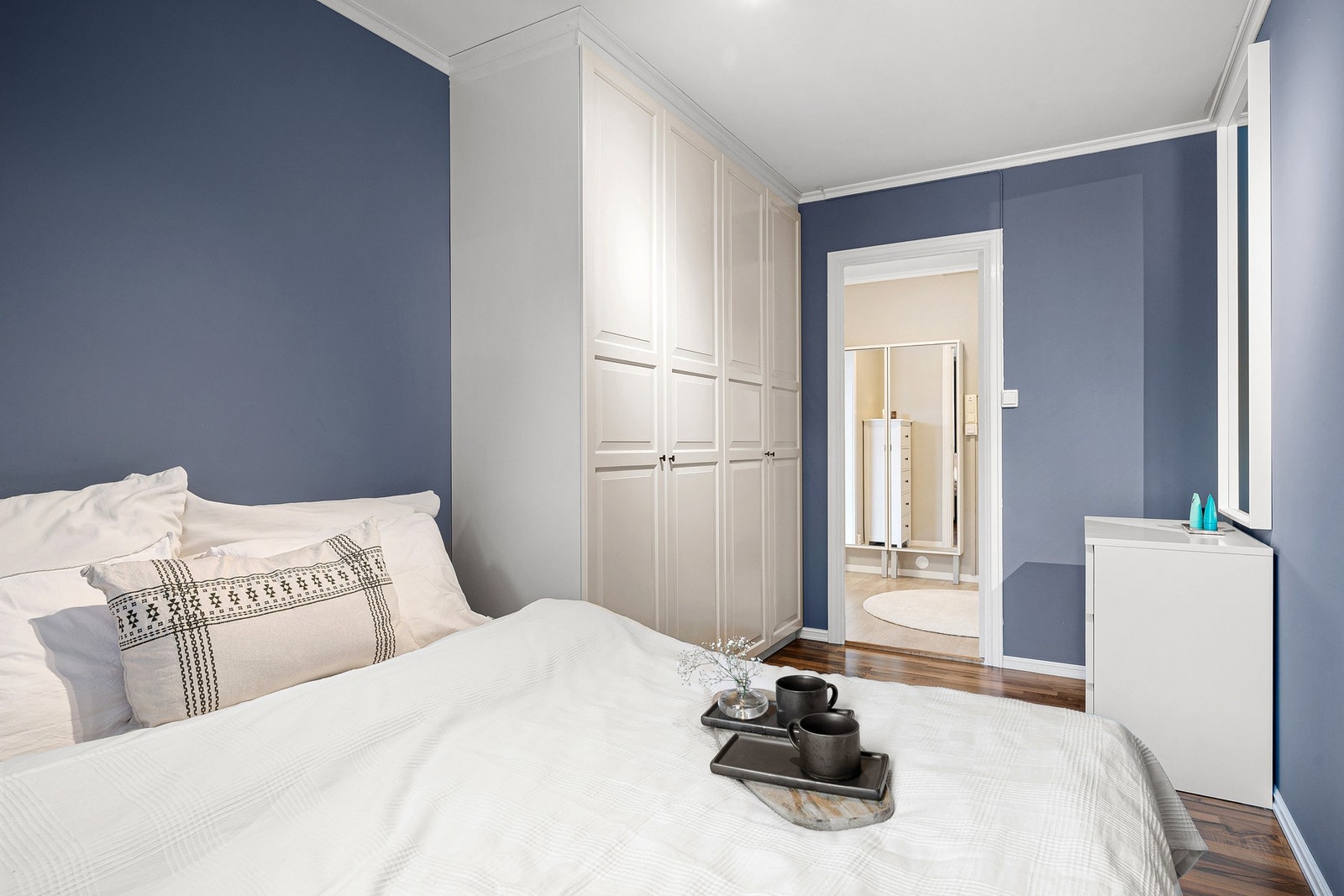 Her er det god plass til dobbeltseng, nattbord og garderobeløsninger. Galleribilde