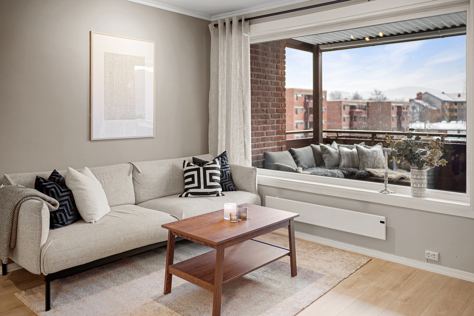 Store vindusflater som slipper inn rikelig med naturlig lys, noe som bidrar til en behagelig atmosfære. Galleribilde