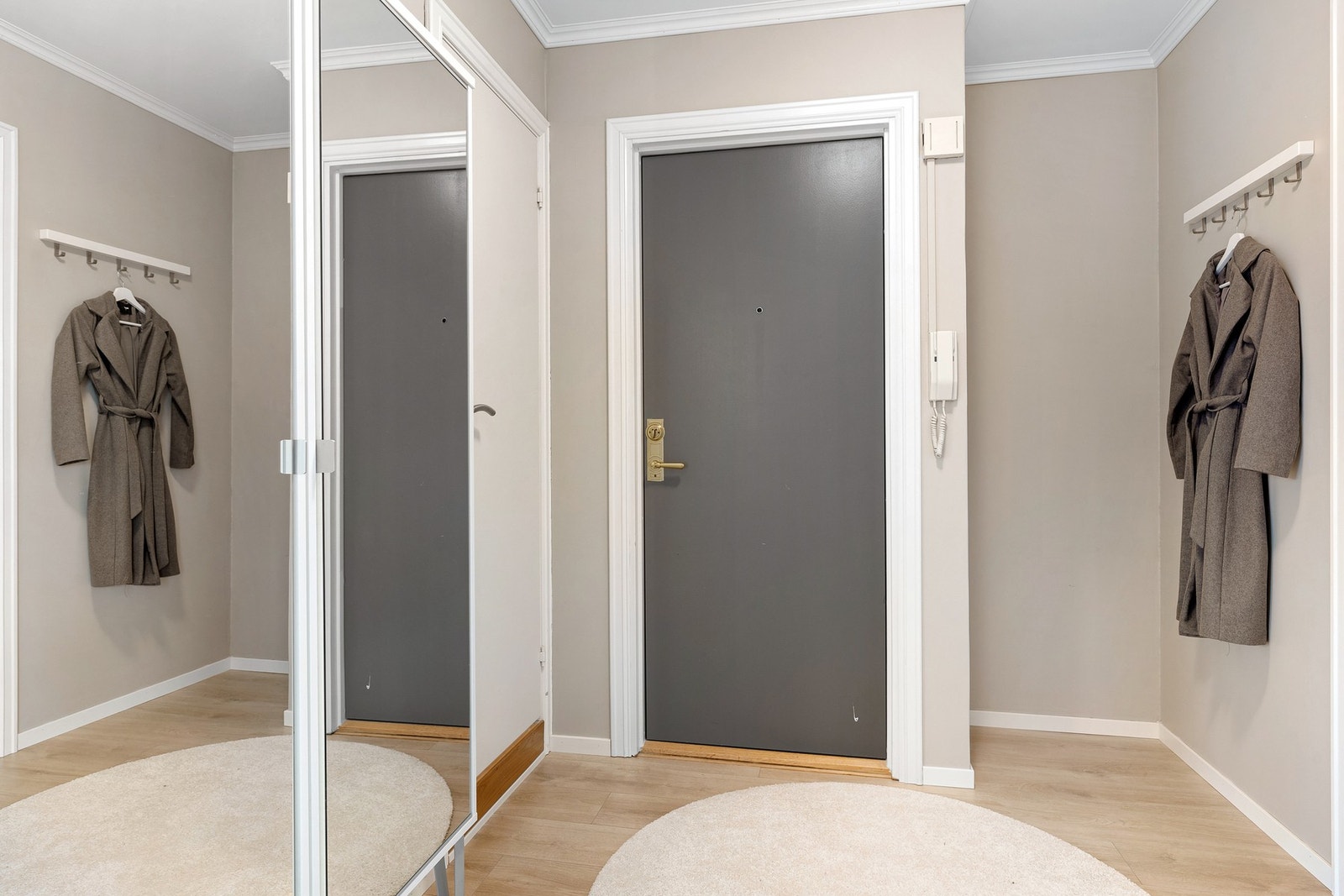 Innbydende inngangsparti med god plass til å henge fra seg sko og yttertøy. Galleribilde