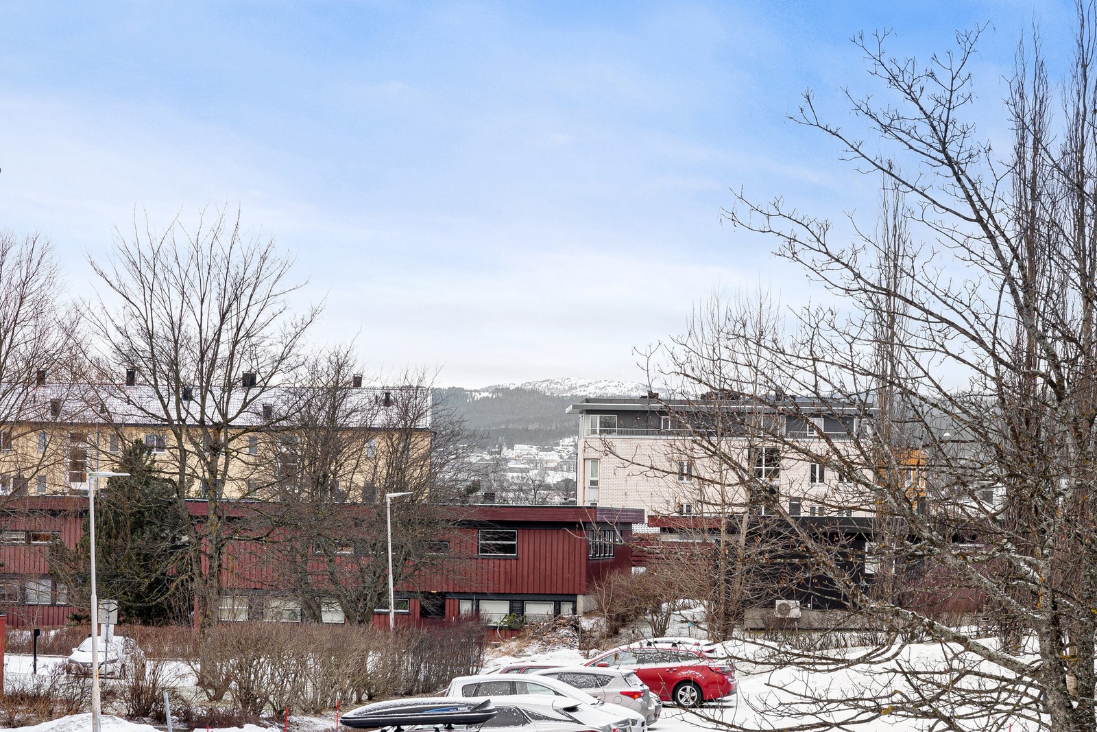 Borettslaget har rikelig med parkeringsplasser. Det er forbeholdt inntil 2 plasser på felles oppstillingsplass. Det er også mulig å søke om garasjeplass. Galleribilde