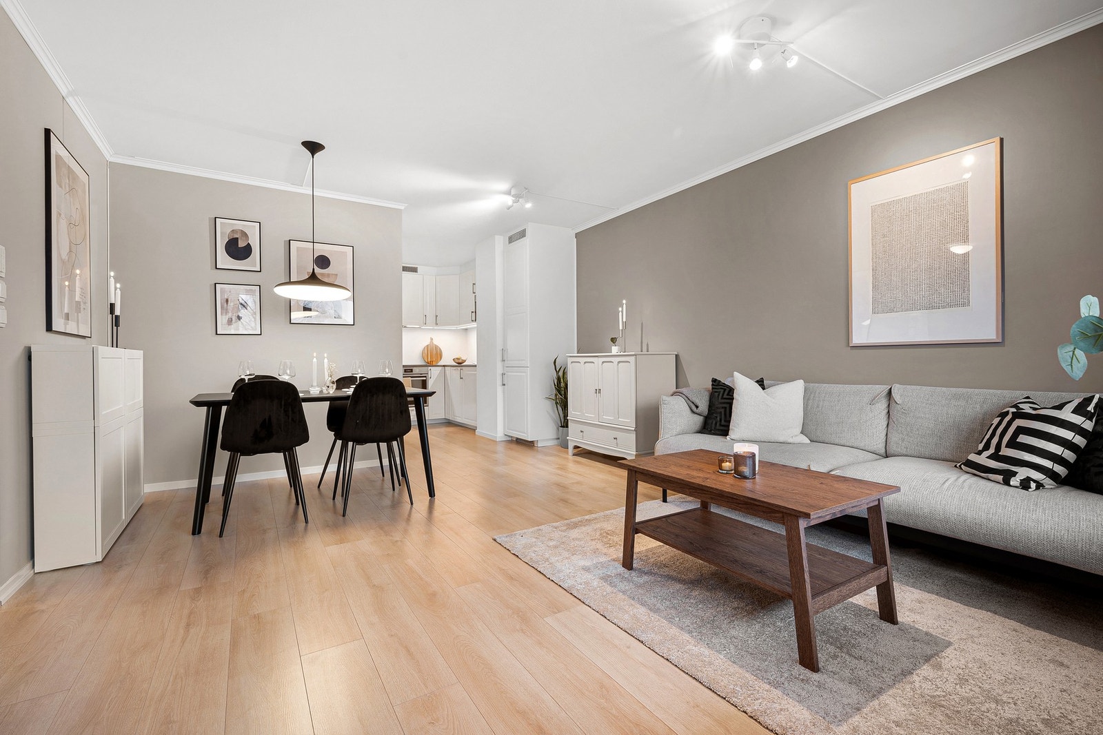 Åpen stue-/kjøkkenløsning på ca. 24,8m² med ypperlige møbleringsmuligheter. Galleribilde