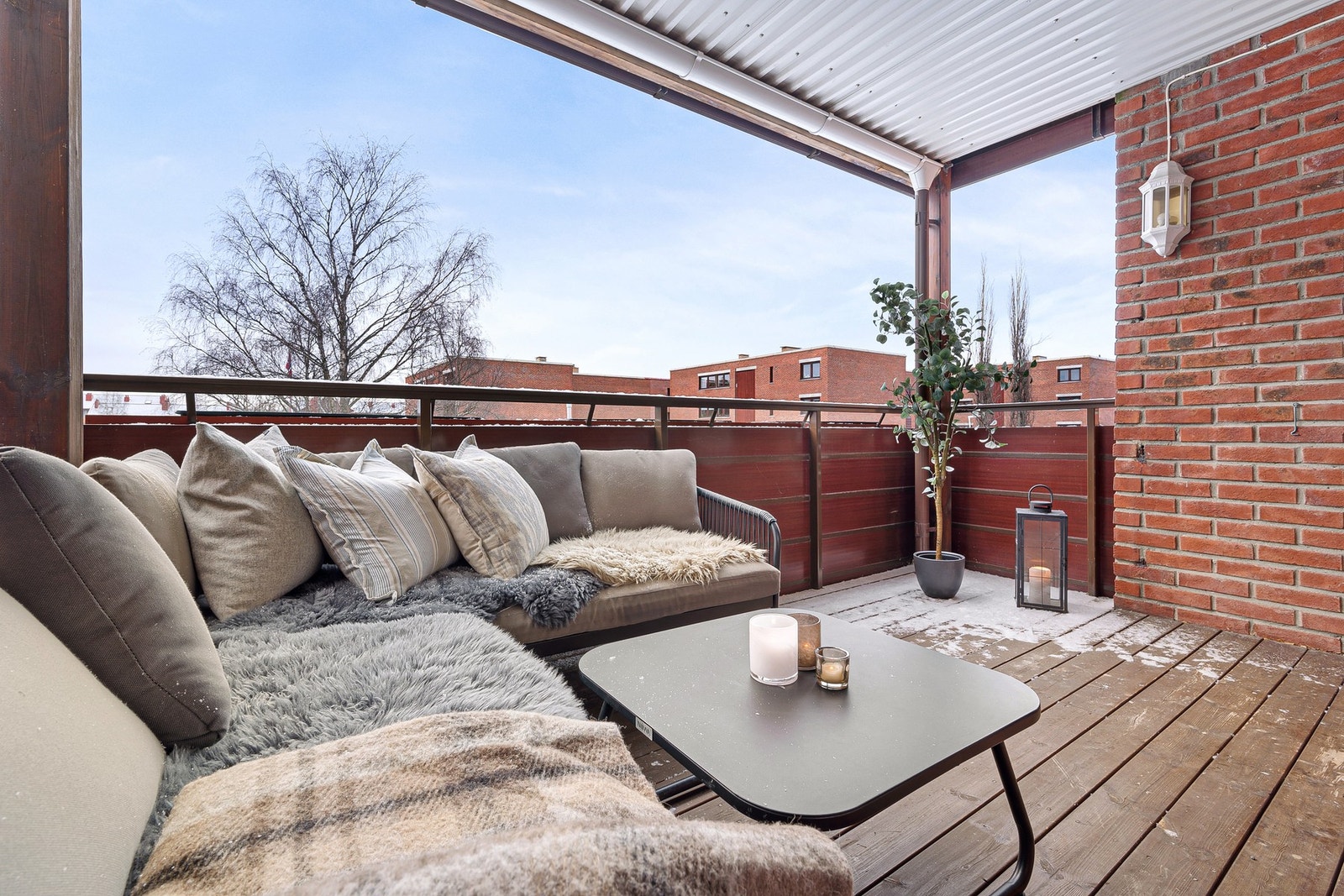 Fra stuen er det direkte utgang til en solrik balkong. Galleribilde