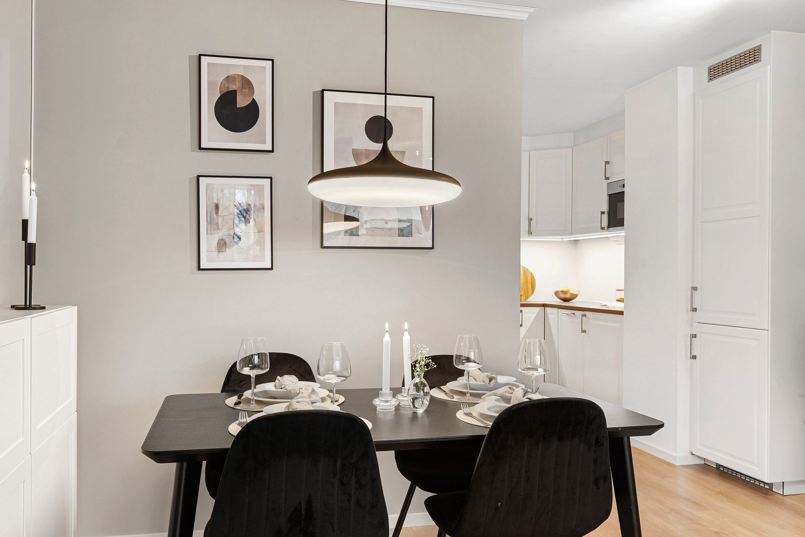 Spiseseksjonen finner sin naturlige plassering mellom stuen og kjøkkenet. Galleribilde