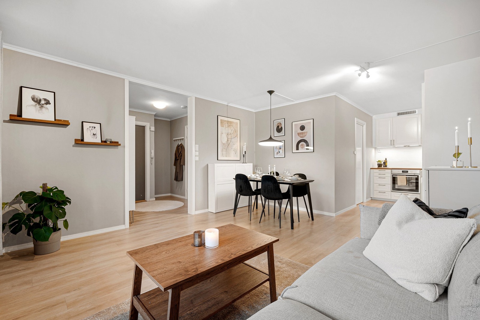 På stuen er det god plass til flere sittegrupper, stue- spise- og TV-bord. Galleribilde