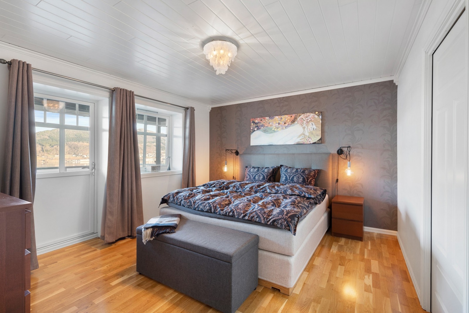 Soverommet i etasjen har utgang til terrasse og tilkomst til walk-in-closet. Galleribilde