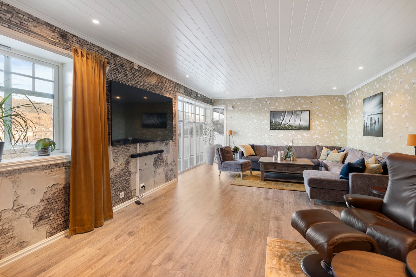 Store vindusflater som gjør at utsikten kan nytes fra sofakroken. Galleribilde