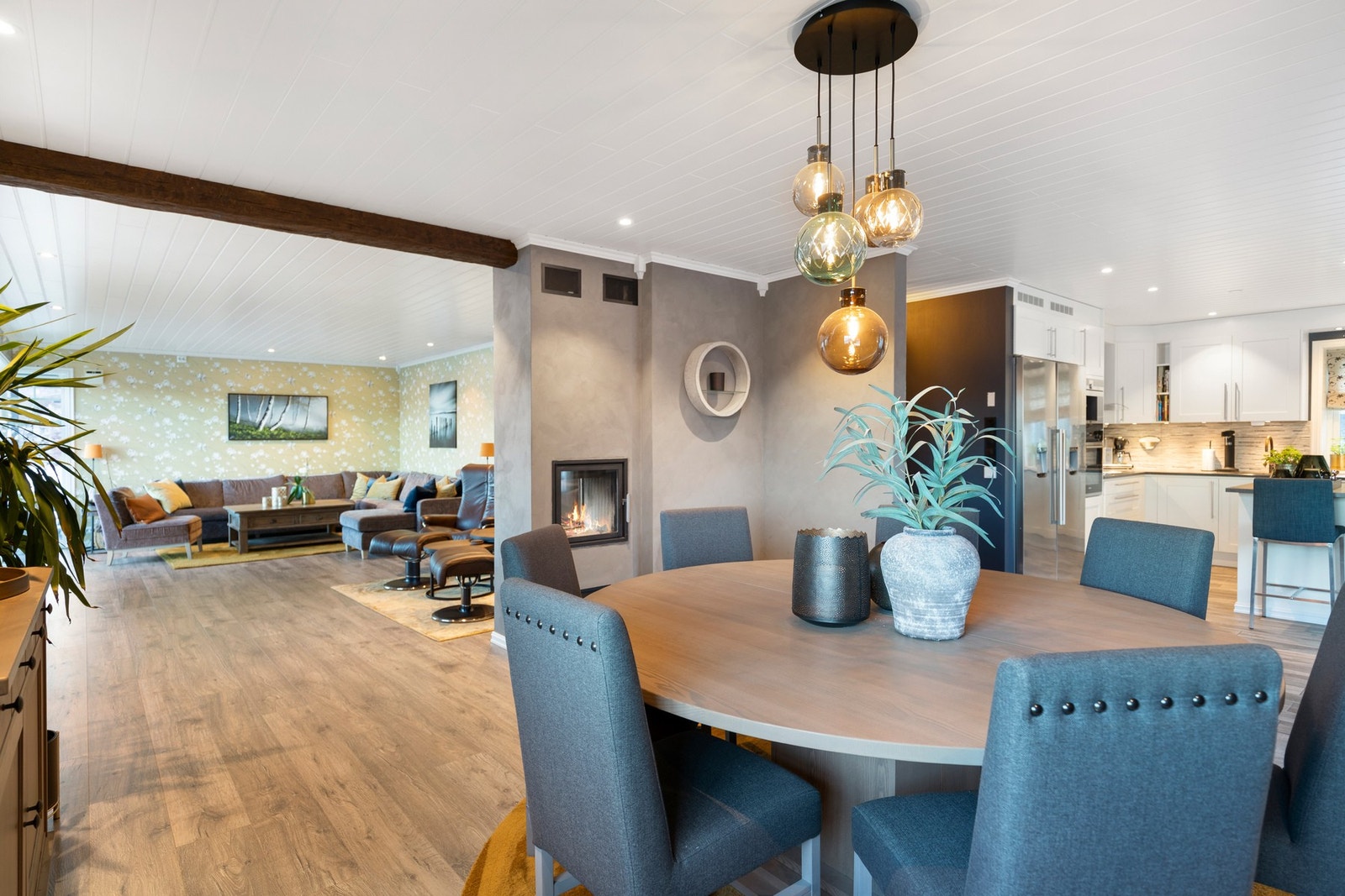 Mellom stue og spisestue er det flott peisinnsats med gjennomgående glass. Galleribilde