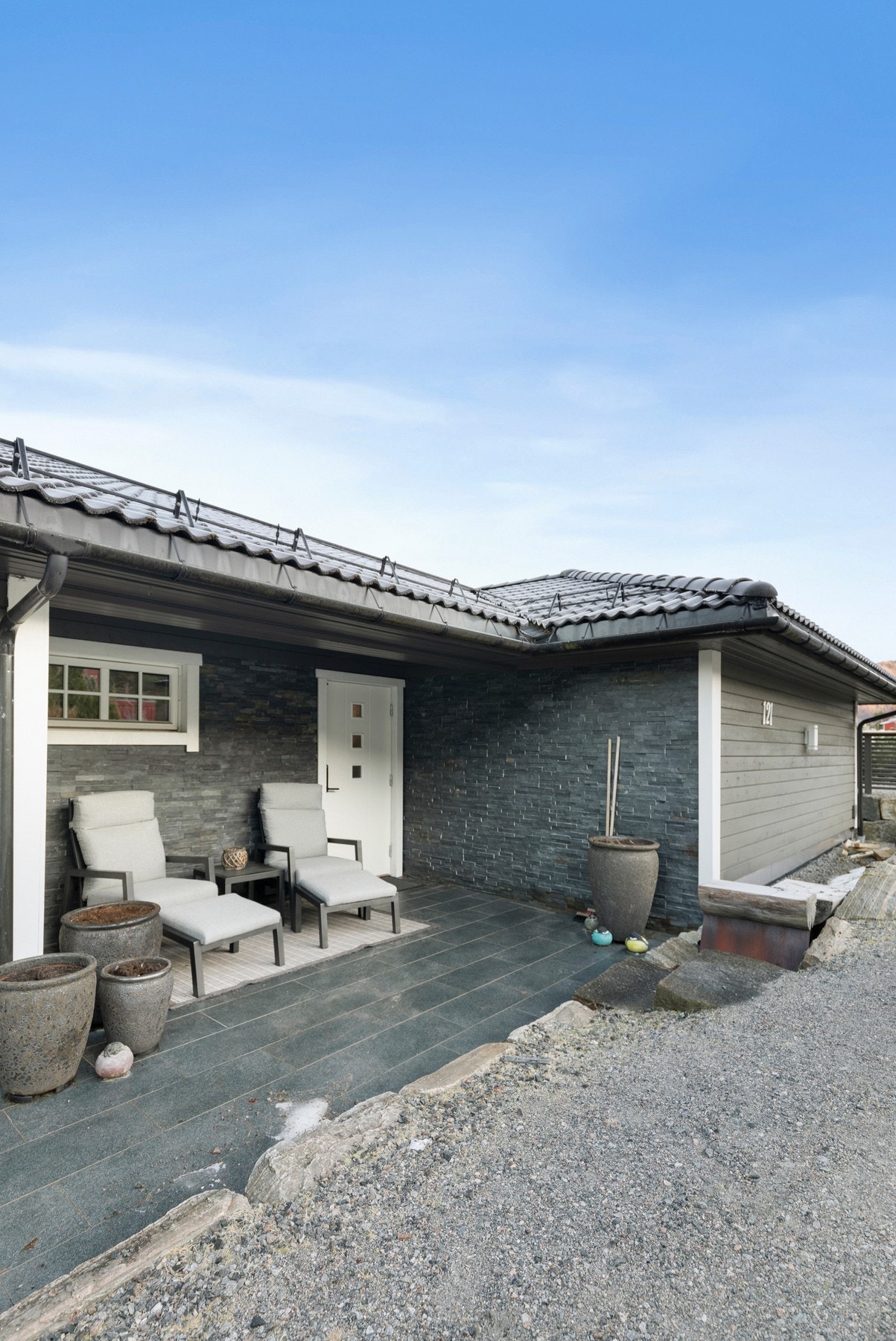 Flislagt inngangsparti. Galleribilde