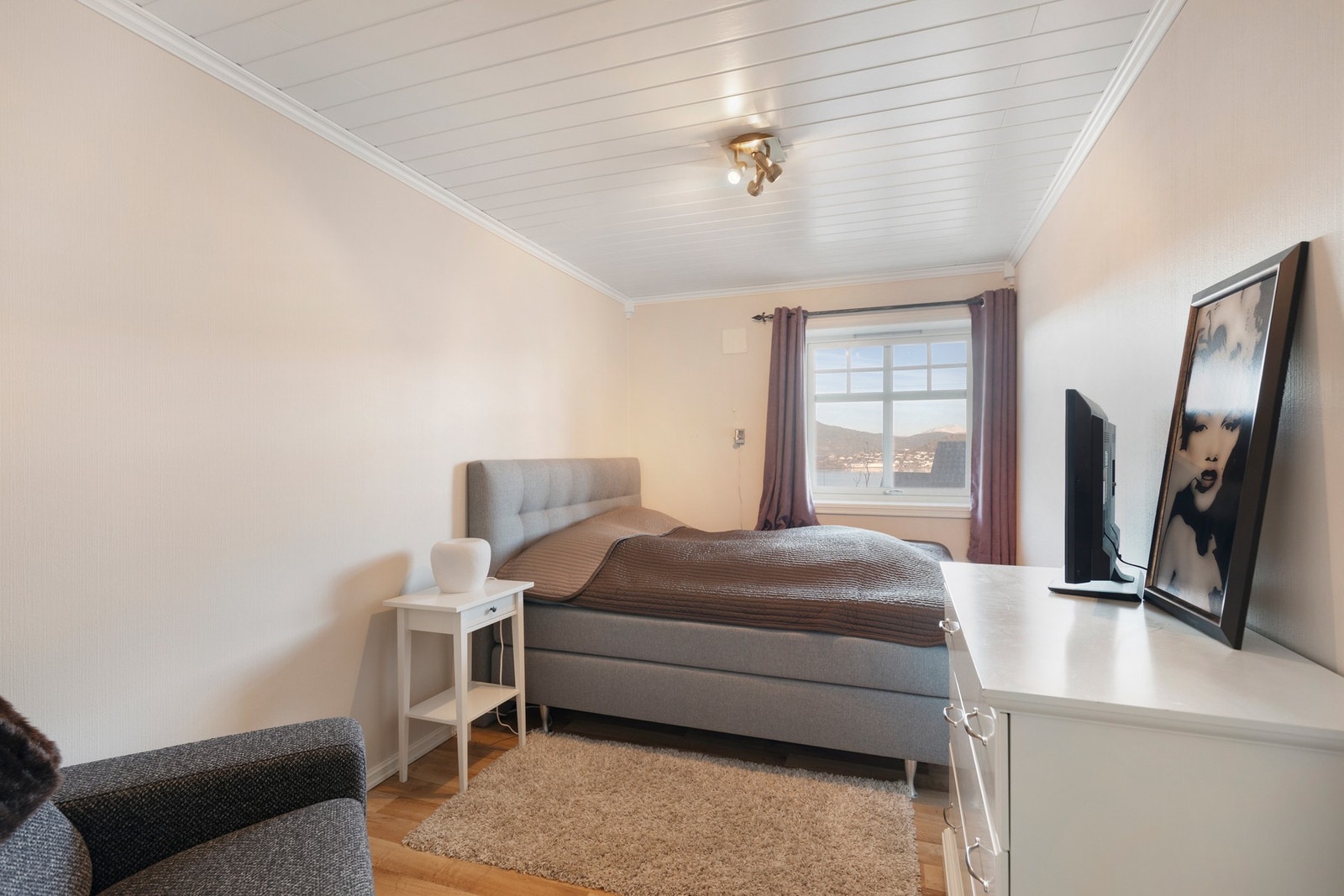 Soverom 2 i boligens hoveddel ligger i underetasjen. Galleribilde