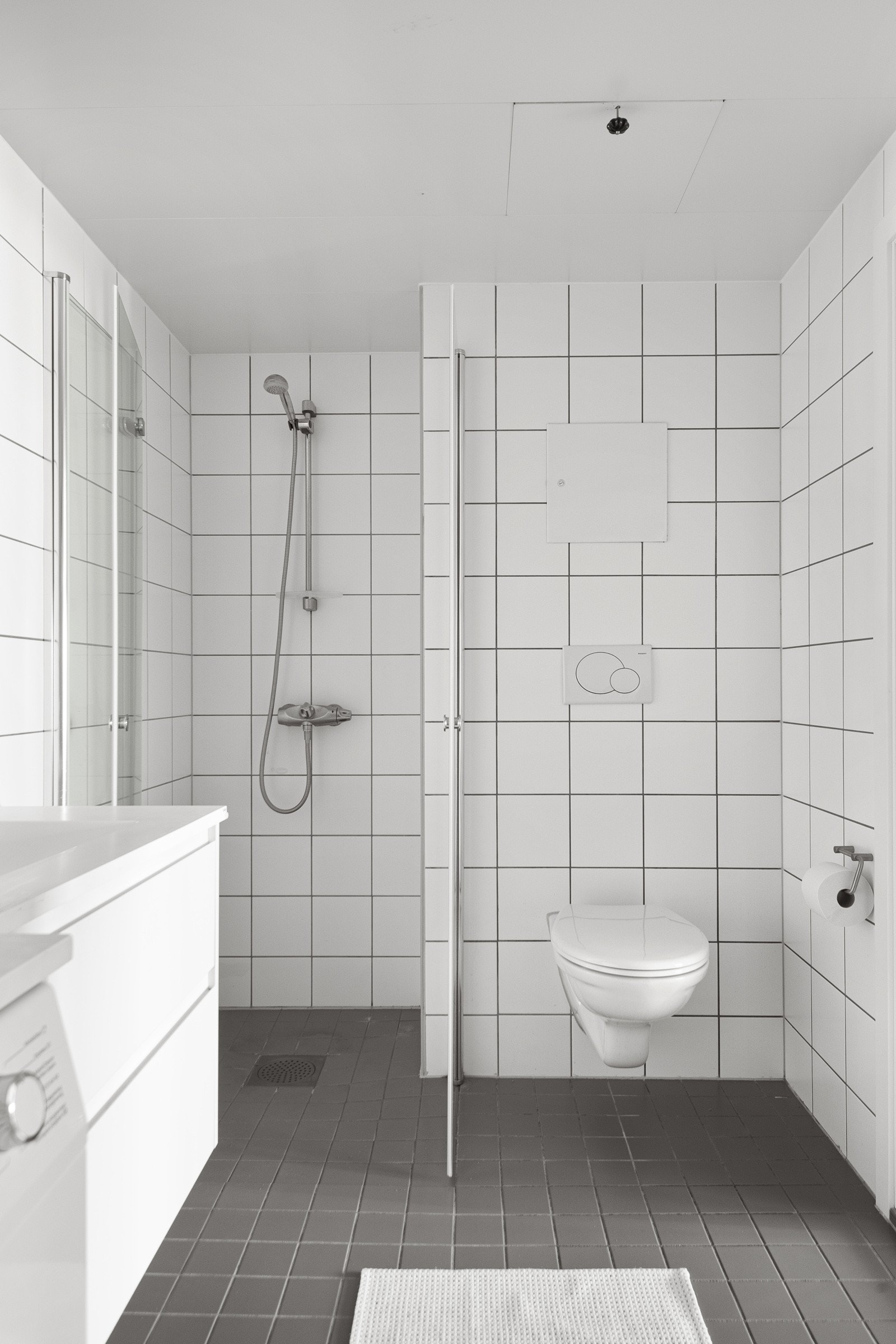 Baderommet er også utstyrt med dusjhjørne med innfellbare glassdører og vegghengt toalett. Galleribilde