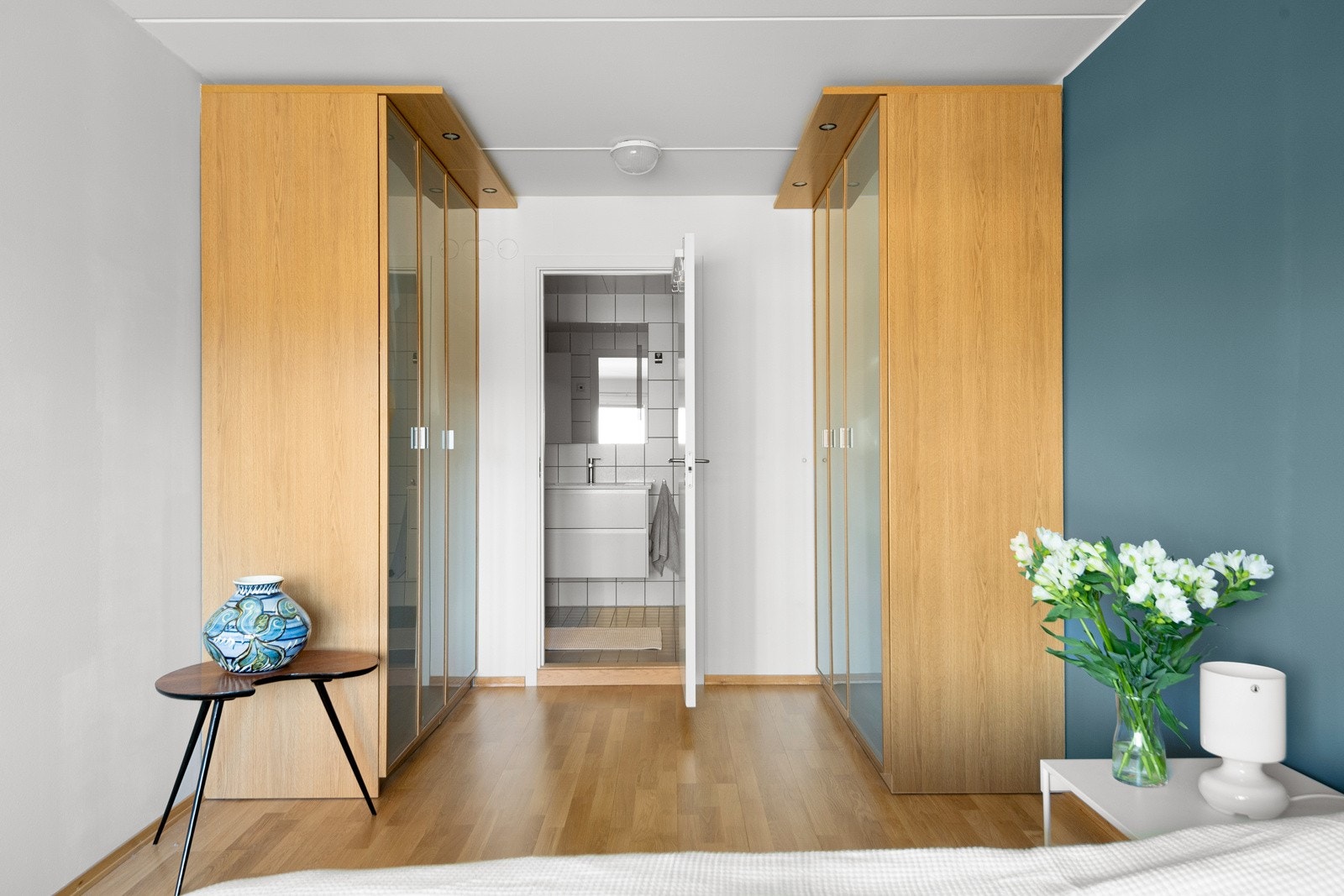 Rikelig med oppbevaringsplass i flere garderobeskap som medfølger i handelen. Galleribilde