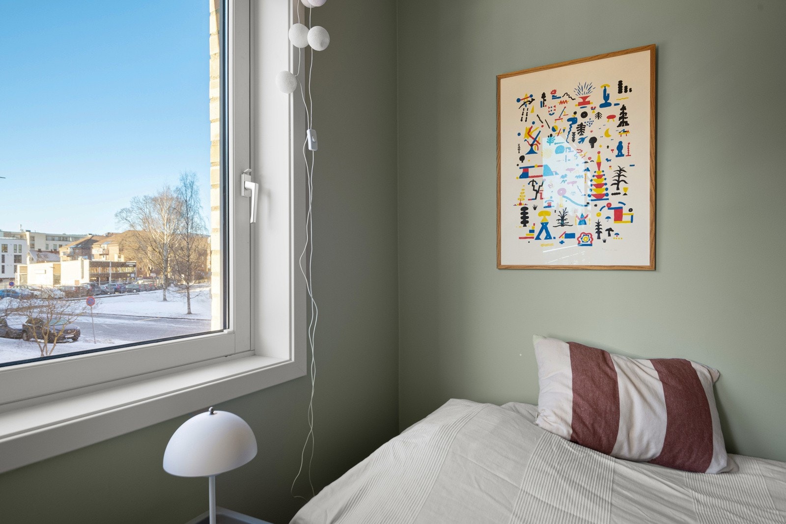 God standard med parkett på gulv, glatte overflater malt i en innbydende farge og skjult elektrisk anlegg. Galleribilde