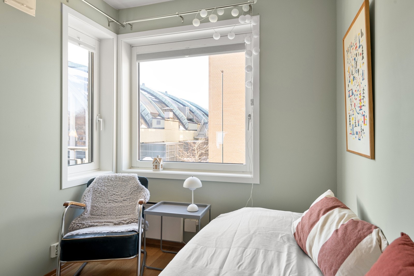 Soverommet har flotte hjørnevinduer med brede vinduskarmer for planter og dekor. Galleribilde