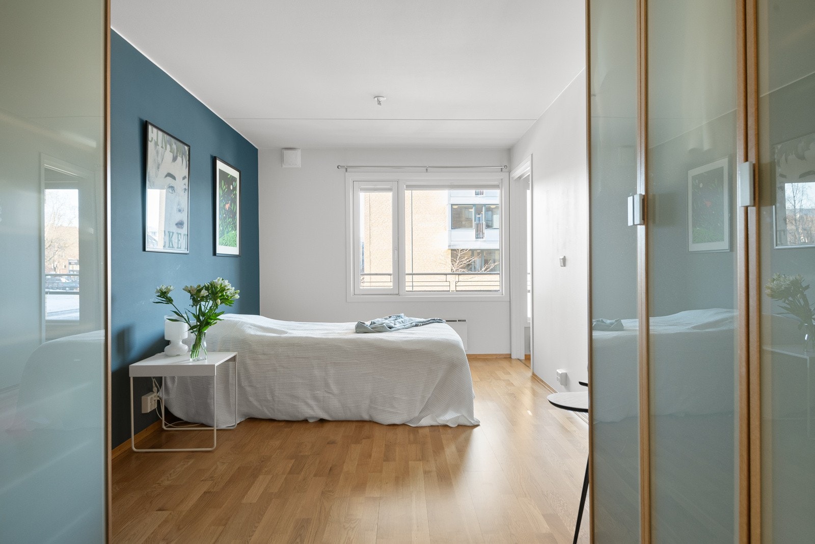 Leiligheten har et lyst og innbydende hovedsoverom av god størrelse. Galleribilde