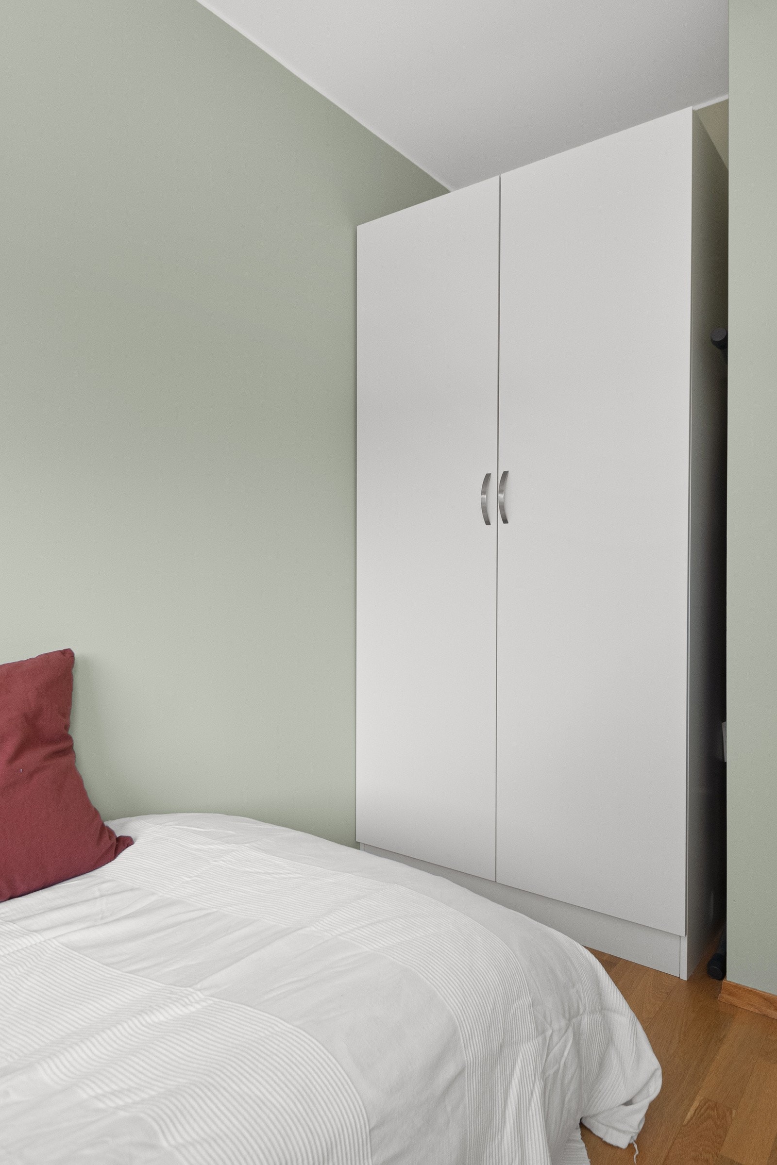 På soverommet har du plass til seng, kontorpult og oppbevaringsplass i medfølgende garderobeskap. Galleribilde