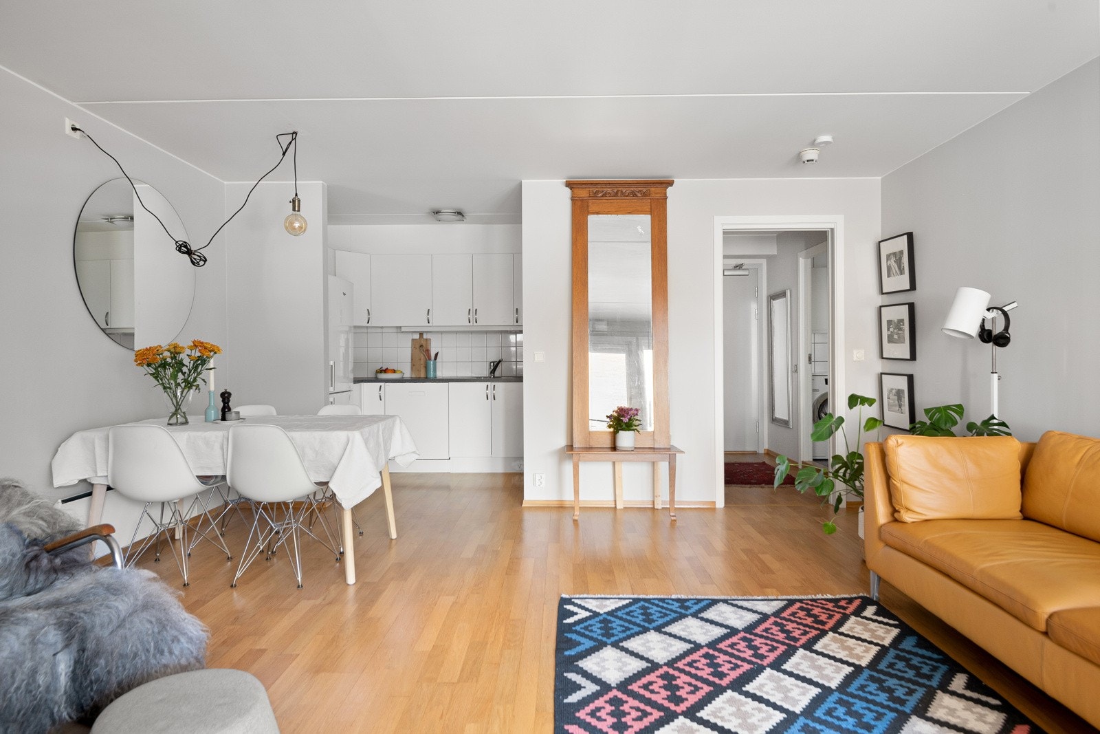 Stuen er enkelt å møblere med både sofagruppe med salongbord, mediemøblement og et spisebord i tilknytning til kjøkkenet. Galleribilde