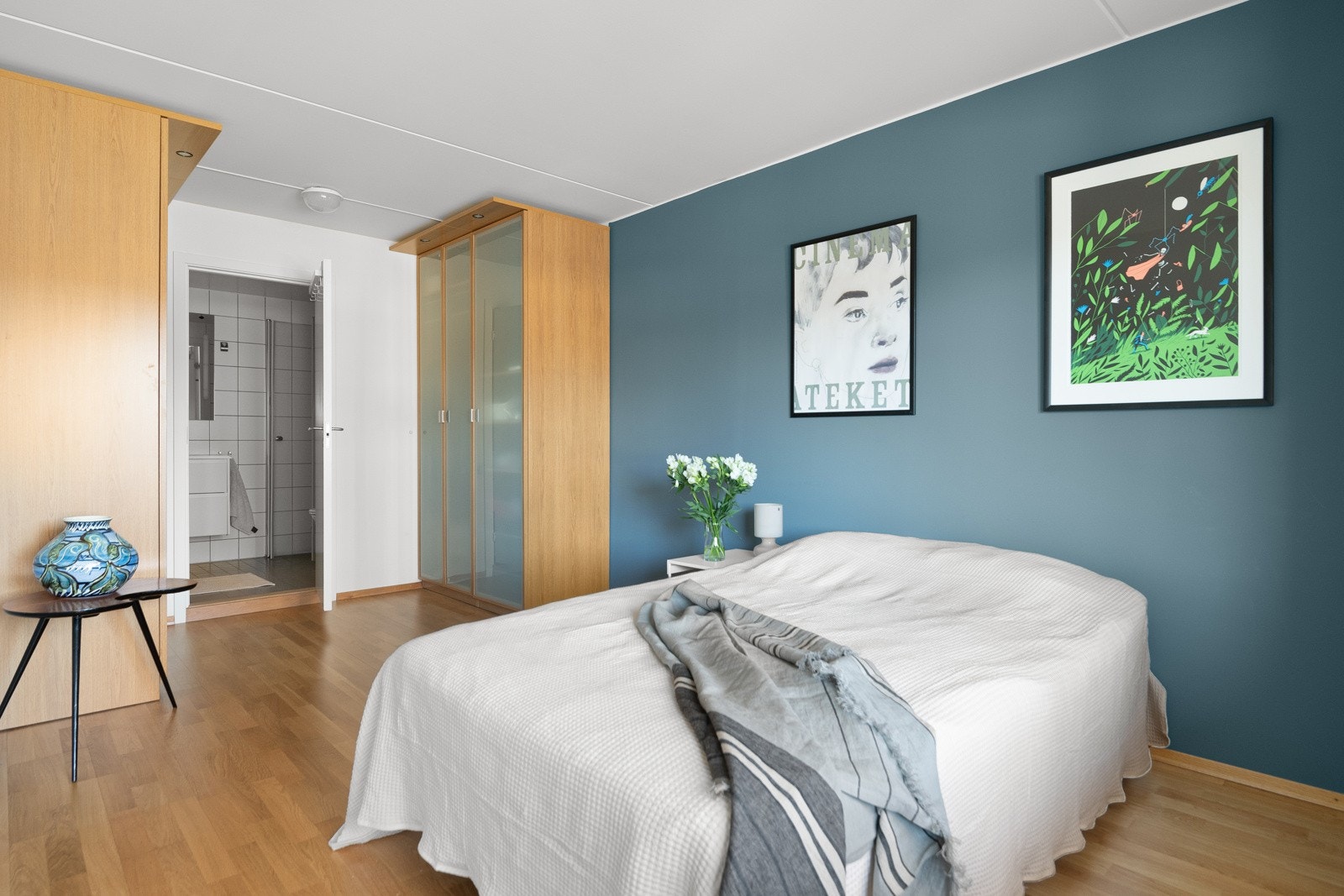 På soverommet har du god plass til en stor dobbeltseng med tilhørende nattbord, samt en kontorpult eller kommoder. Galleribilde