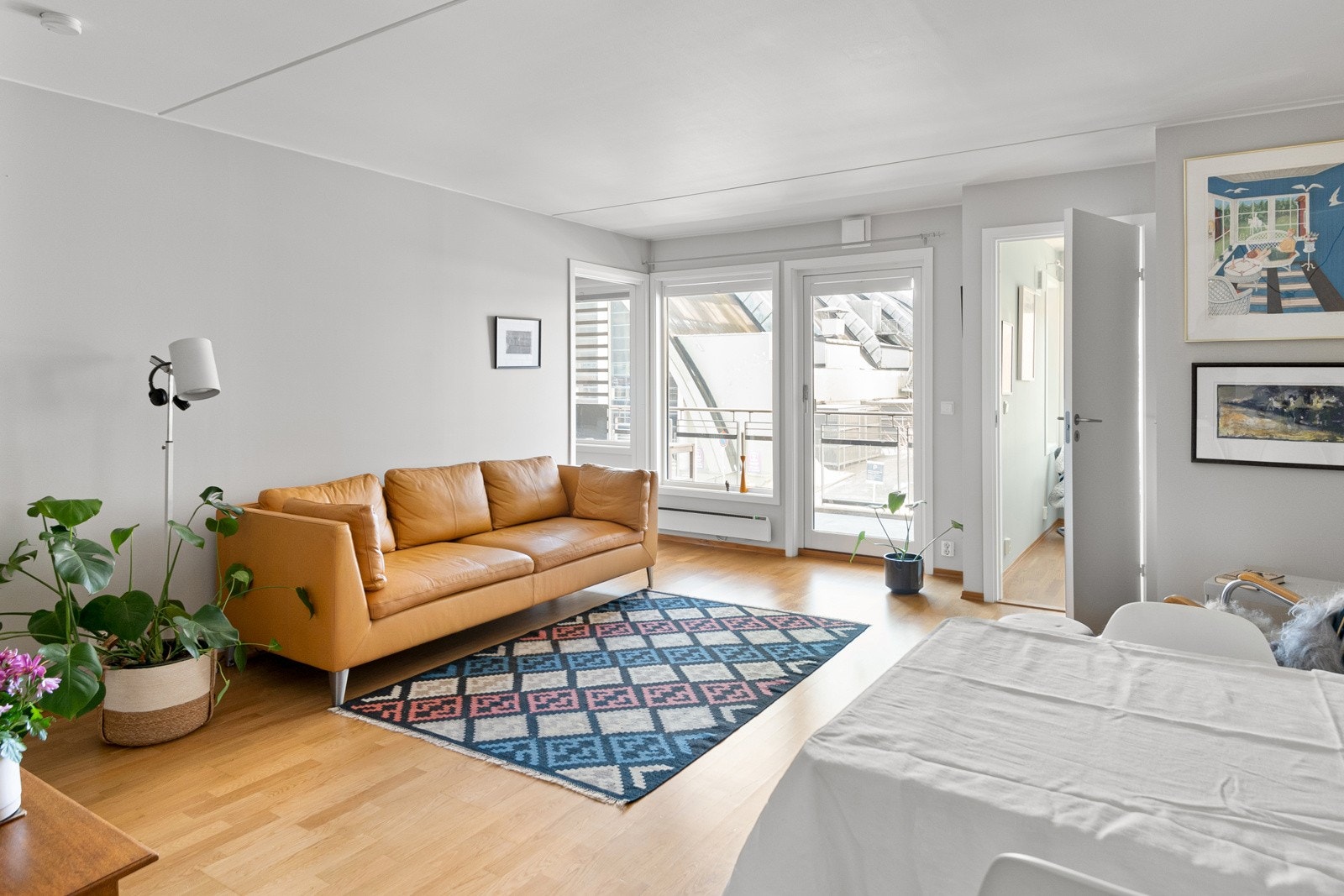 Stuen er det naturlige oppholdsrommet i leiligheten, og er et stort, lyst og fint rom. Galleribilde