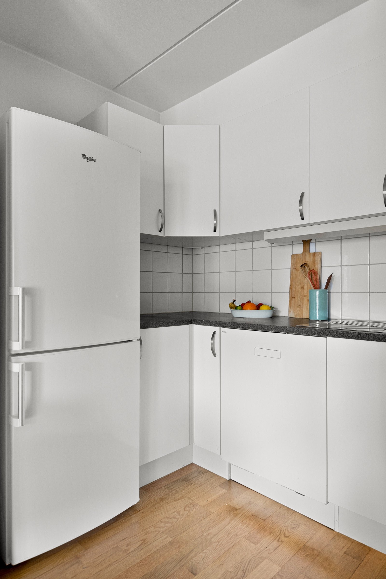 På kjøkkenet er det plass til frittstående hvitevarer som komfyr, oppvaskmaskin og kjøleskap med frysedel. Frittstående hvitevarer følger med i handelen.. Galleribilde