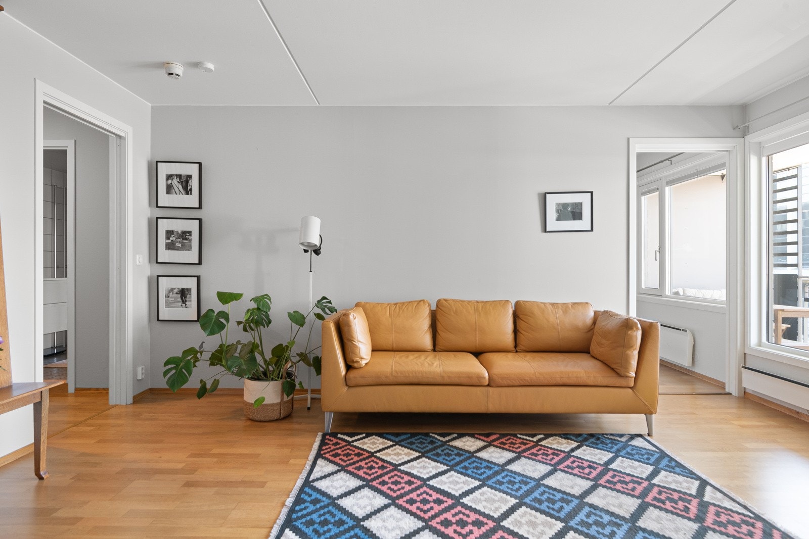 God standard med parkett på gulv, glatte lysmalte overflater og skjult elektrisk anlegg. Galleribilde