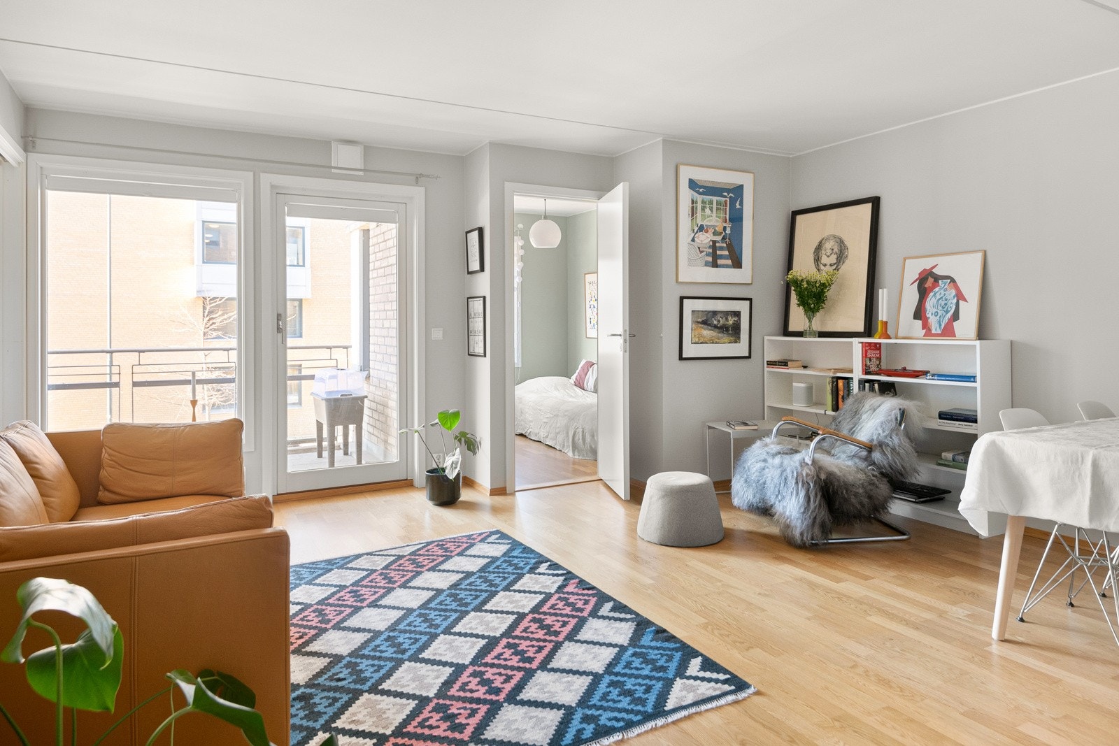 Den store vindusflaten slipper inn fint naturlig lys som bidrar til en god romfølelse. Galleribilde