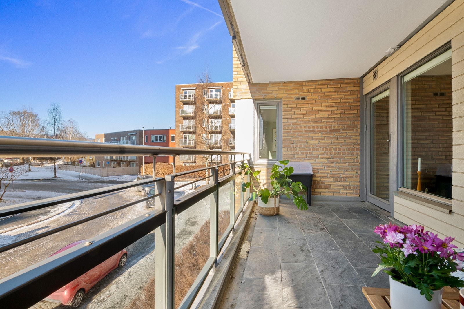 Den gode størrelsen gir plass til sittegrupper etter eget ønske og behov. Dette er uten tvil en fin plass for lange og late sommerdager og -kvelder! Galleribilde