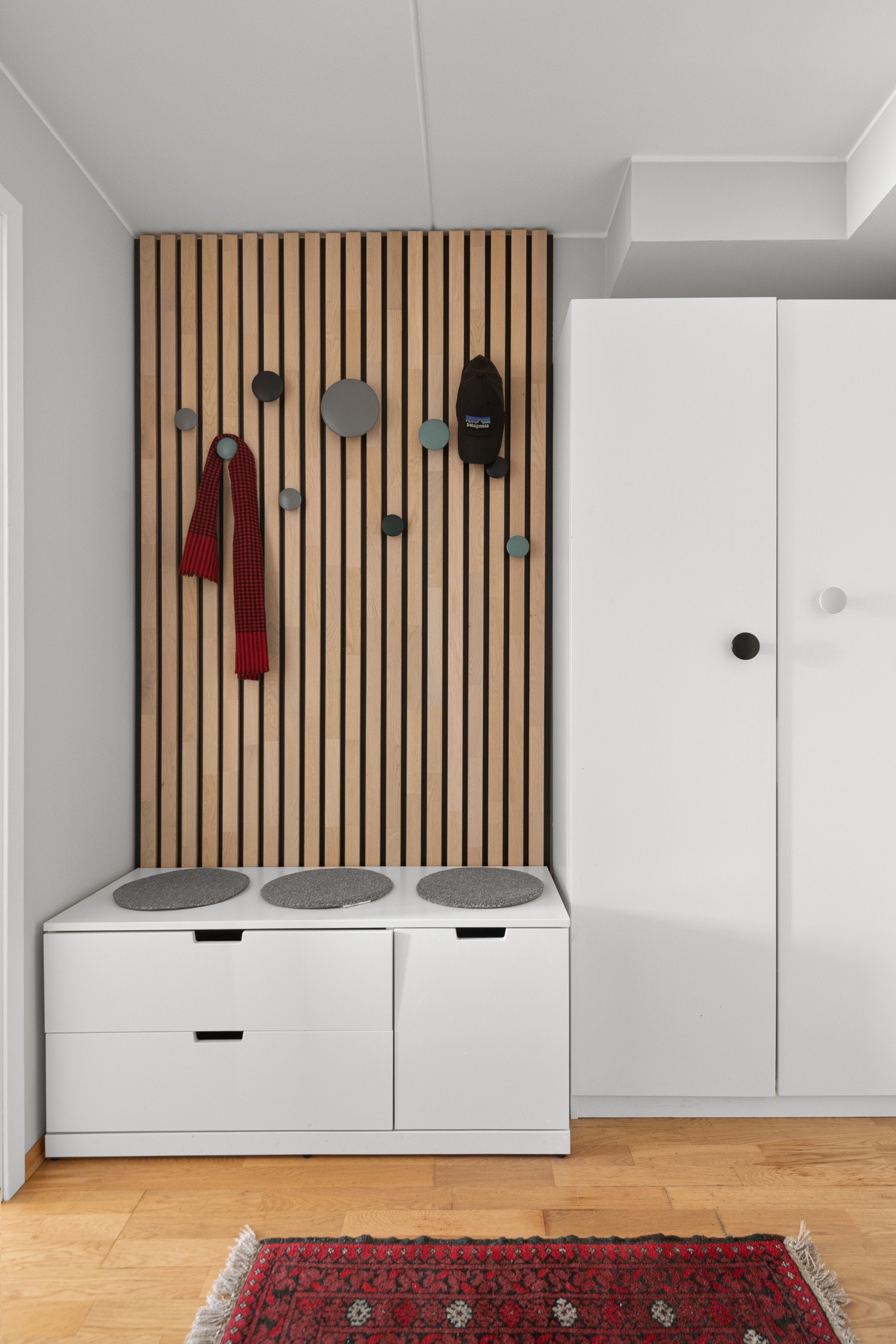 Entréen har god standard med parkett på gulv, glatte lysmalte overflater kombinert med trespiler og skjult elektrisk anlegg. I entréen har du god plass til sko og yttertøy i medfølgende garderobeskap, samt ytterligere plass til oppheng og kommode. Galleribilde