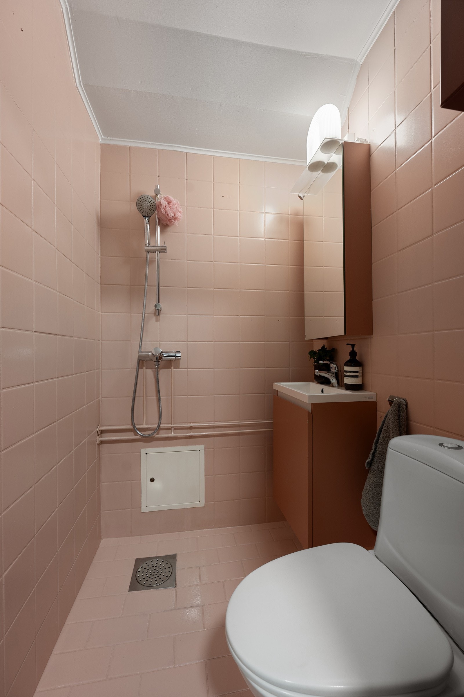 Badet er malt i fargen French manicure og innredningen er skiftet. Galleribilde