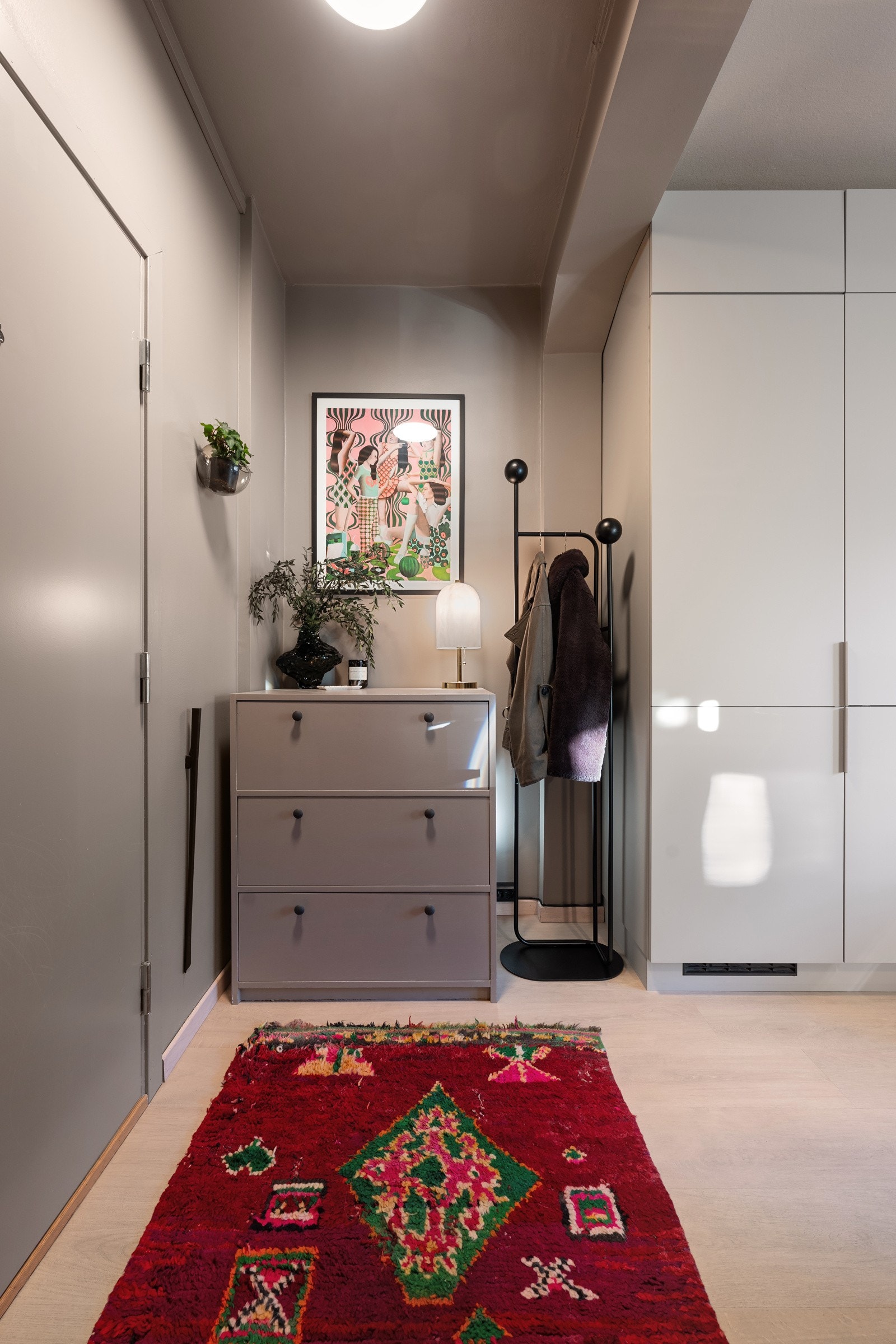 I entreen er det plass til oppbevaringsmøbler, knagger og speil. Galleribilde