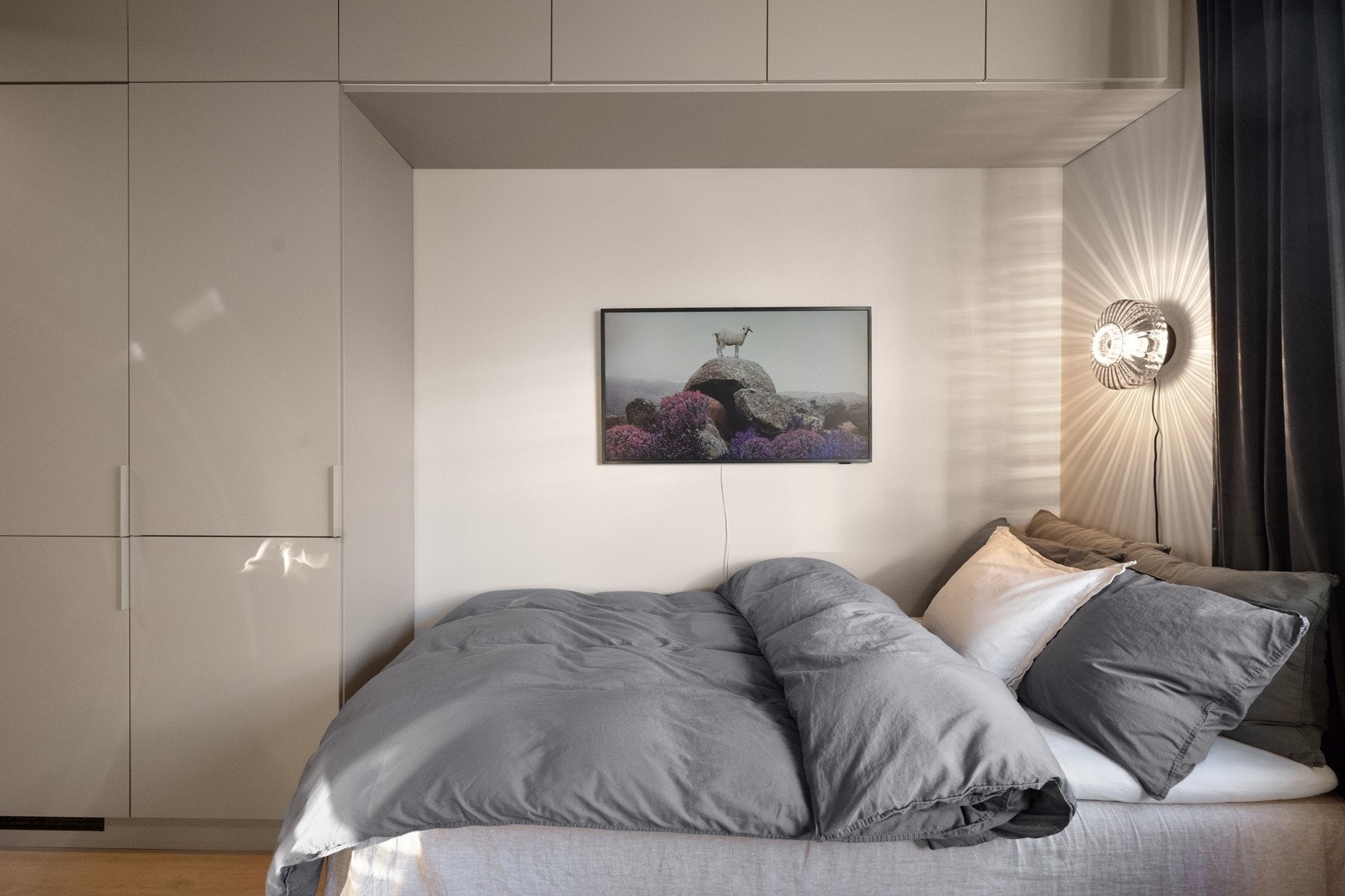 Kjøkkenet kombinerer garderobeskap og oppbevaring over sengen. Galleribilde