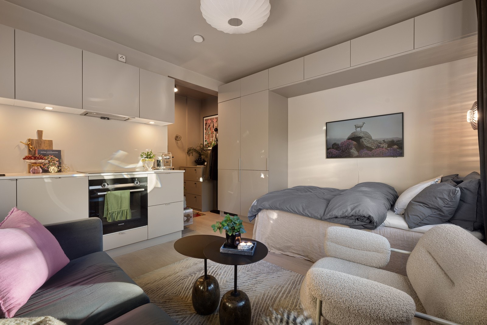 Fargene i leiligheten går ton i ton. Med samme farge på vegger og i taket blir det en fin helhet i boligen. Galleribilde